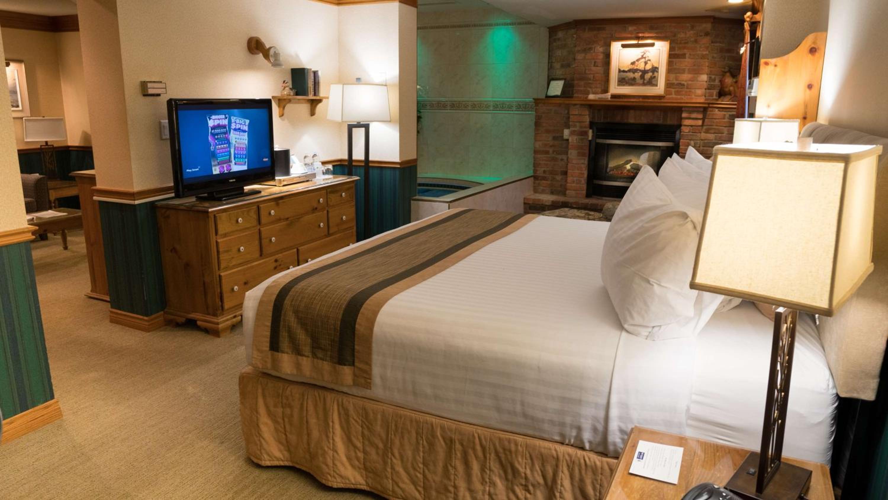 Northern Light Queen Suite with Spa Bath and Fireplace - Non-Smoking photo 1