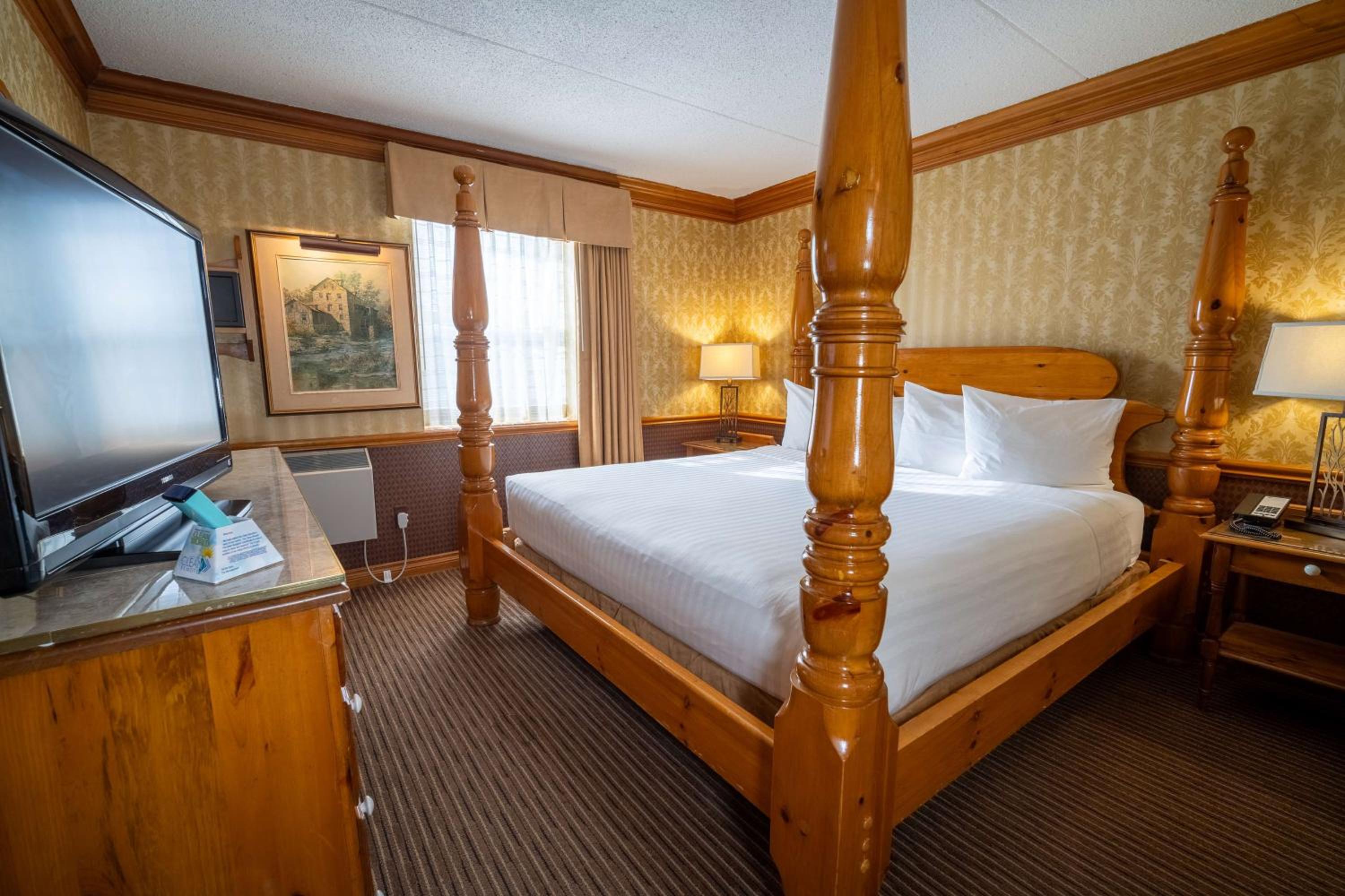 King Suite with Spa Bath and Fireplace - Photo 4