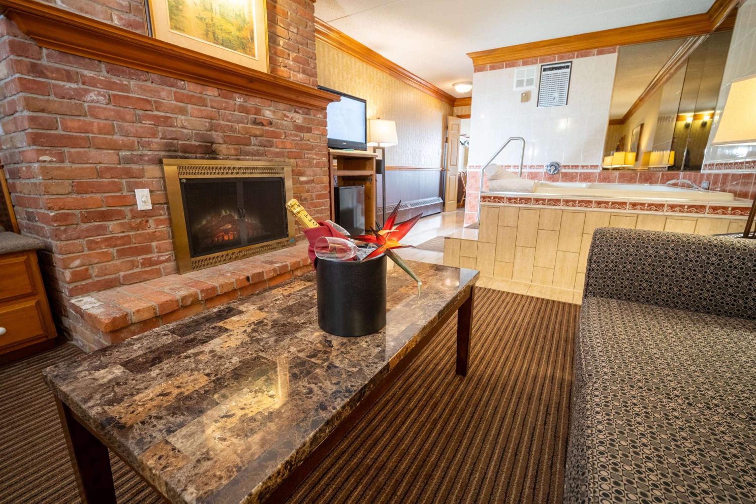 King Suite with Spa Bath and Fireplace - Photo 5