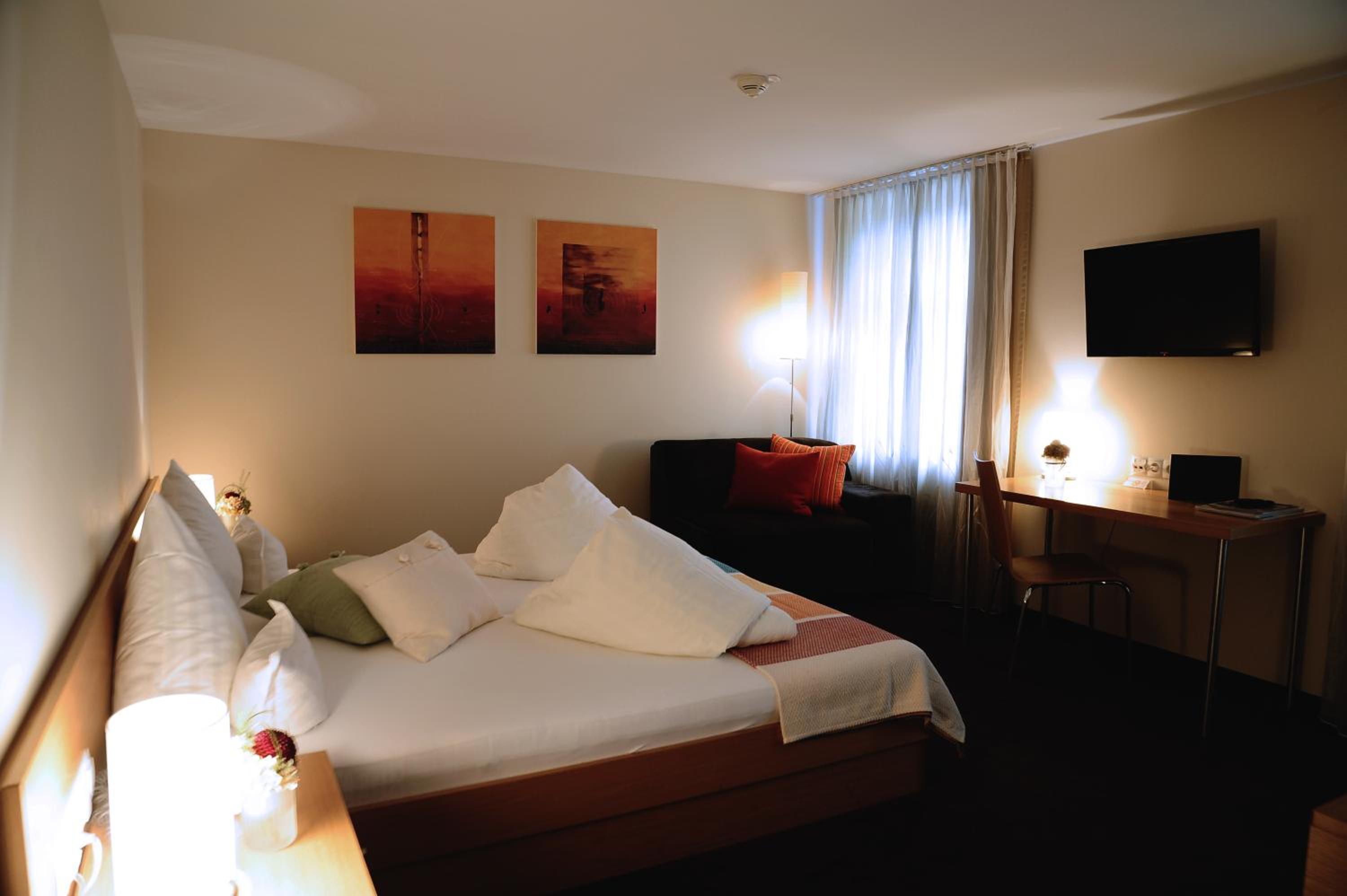 Comfort Double Room with Street View - Photo 3