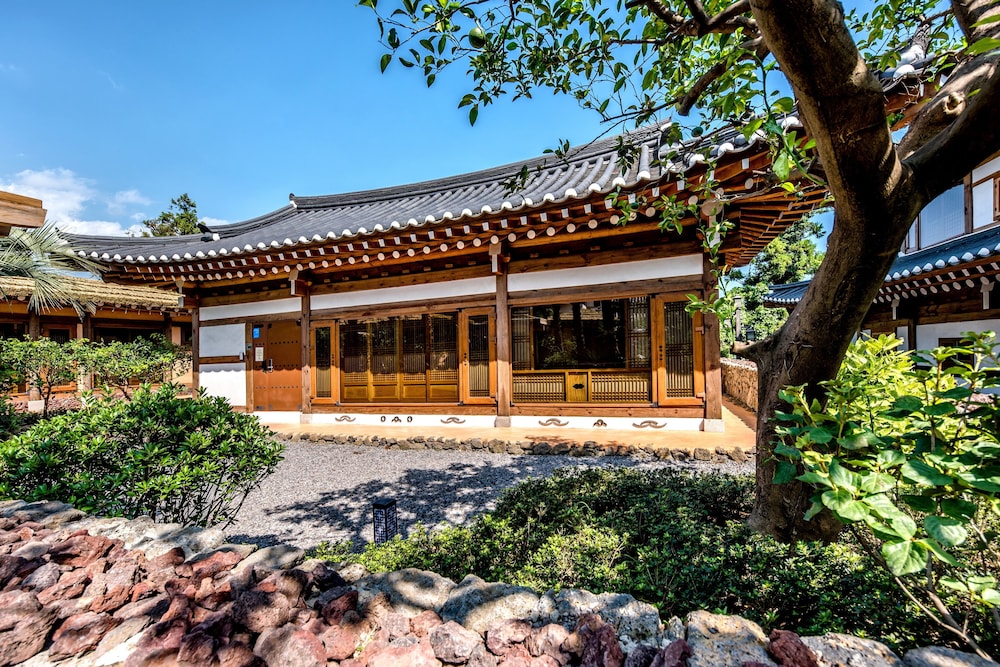 Gangnyeongjeon (Private Annex Building)