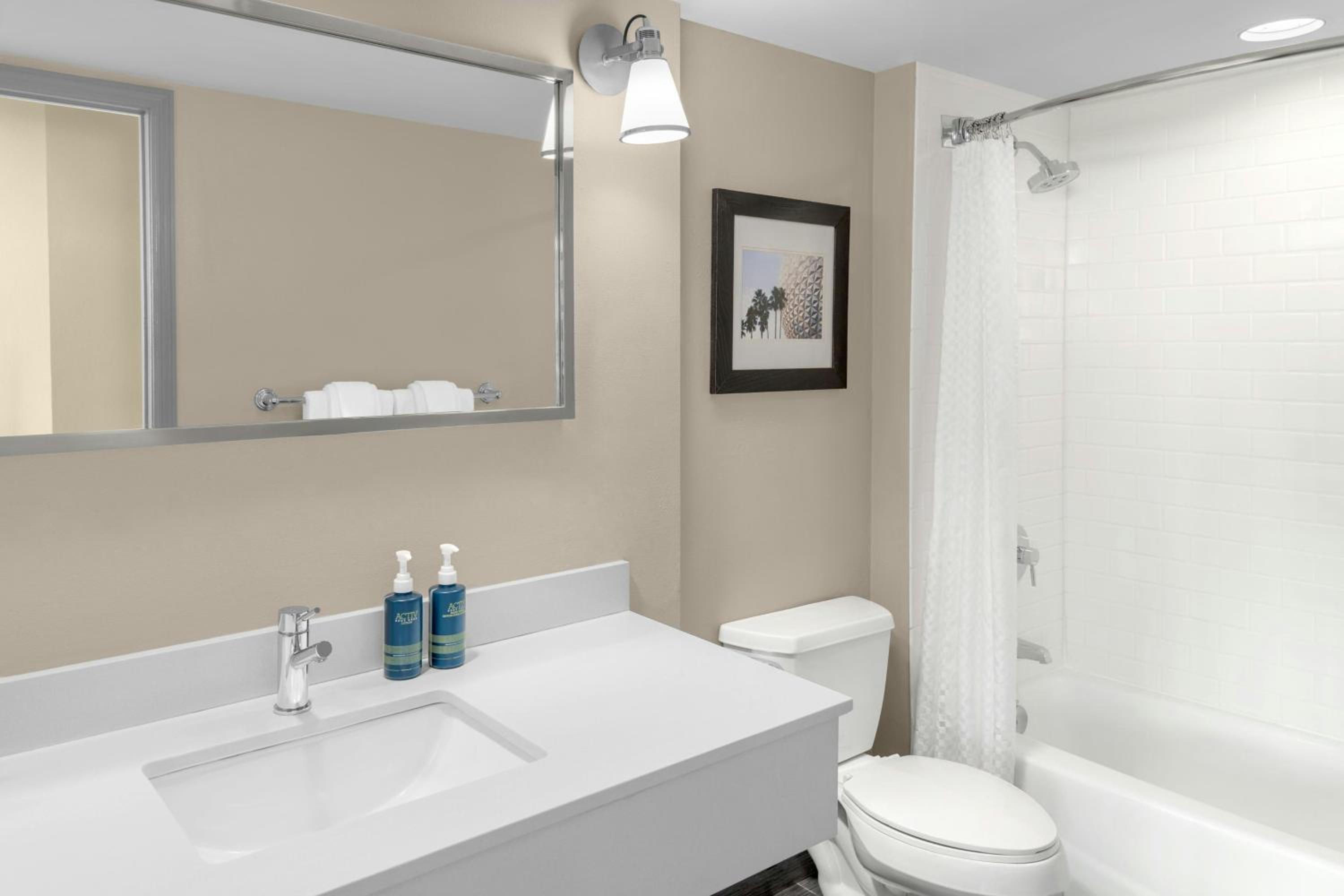 High Floor Queen Room with Two Queen Beds and Attraction View