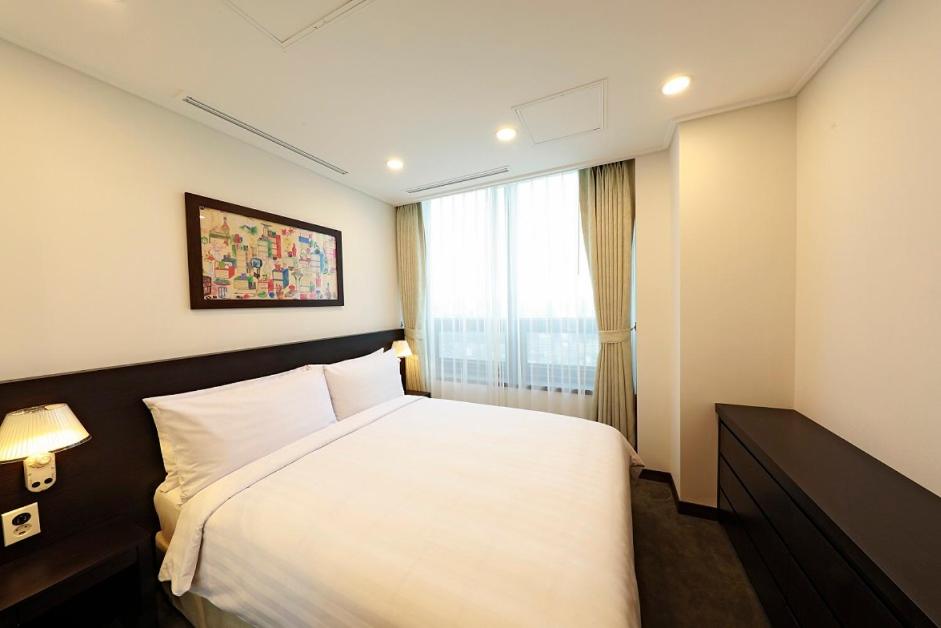 Two-Bedroom Deluxe Apartment (3 Adults) 3~13floor