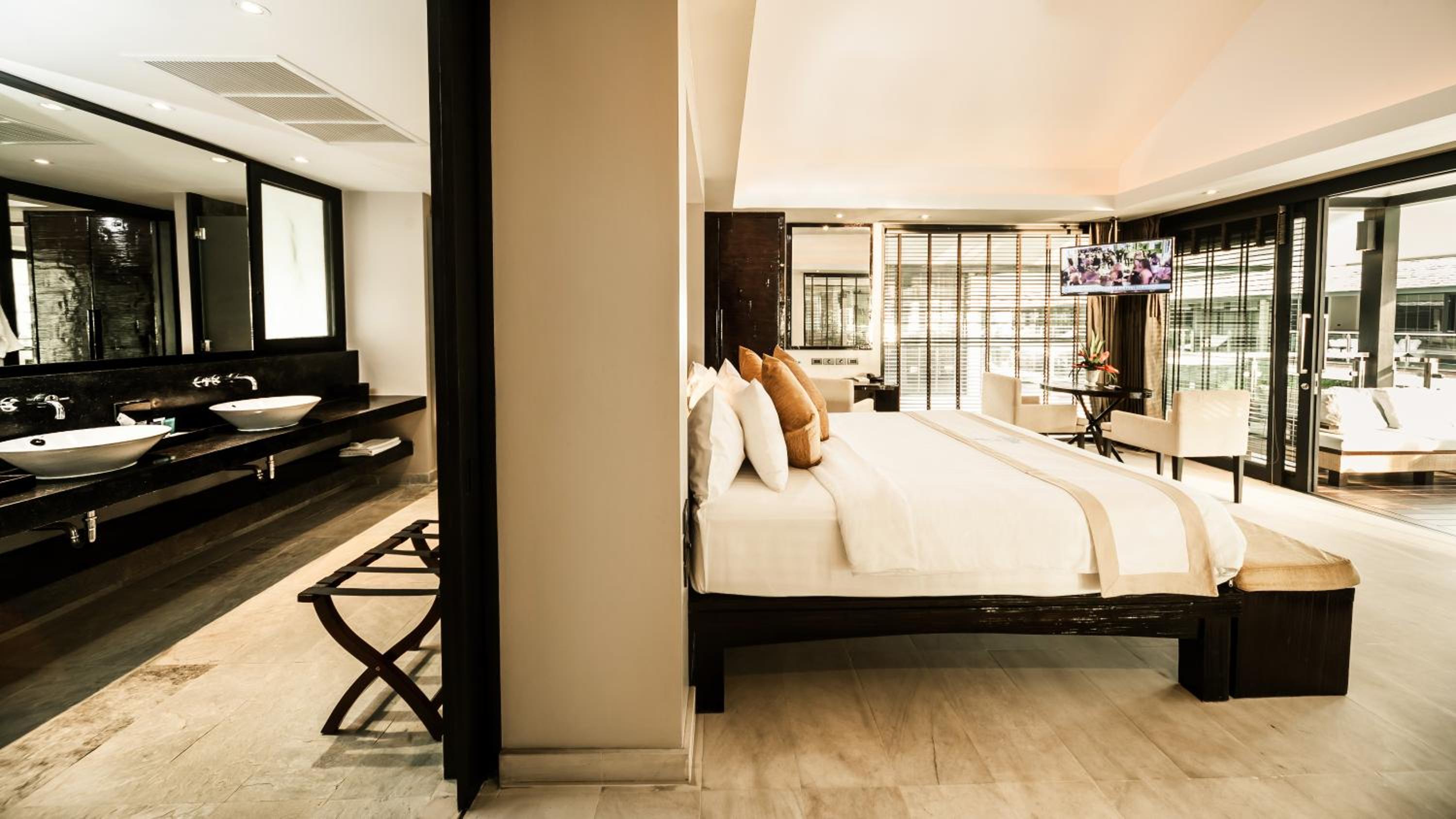 Suite with Pool View - Photo 5