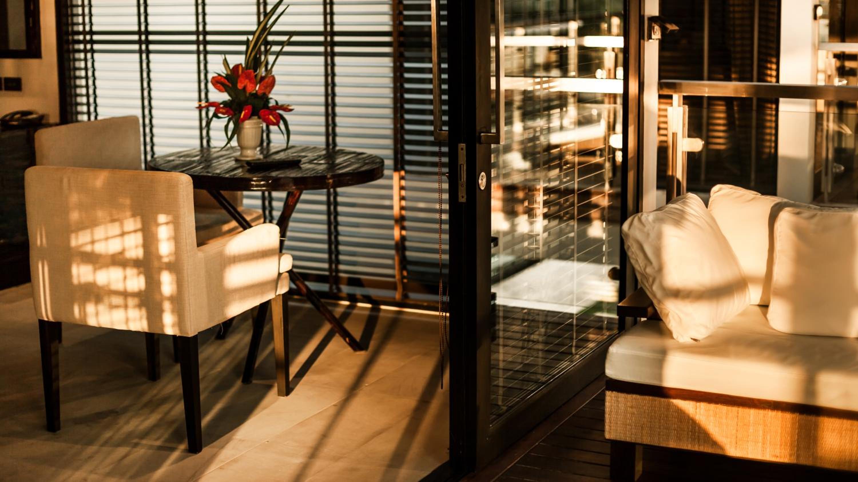 Suite with Pool View - Photo 4
