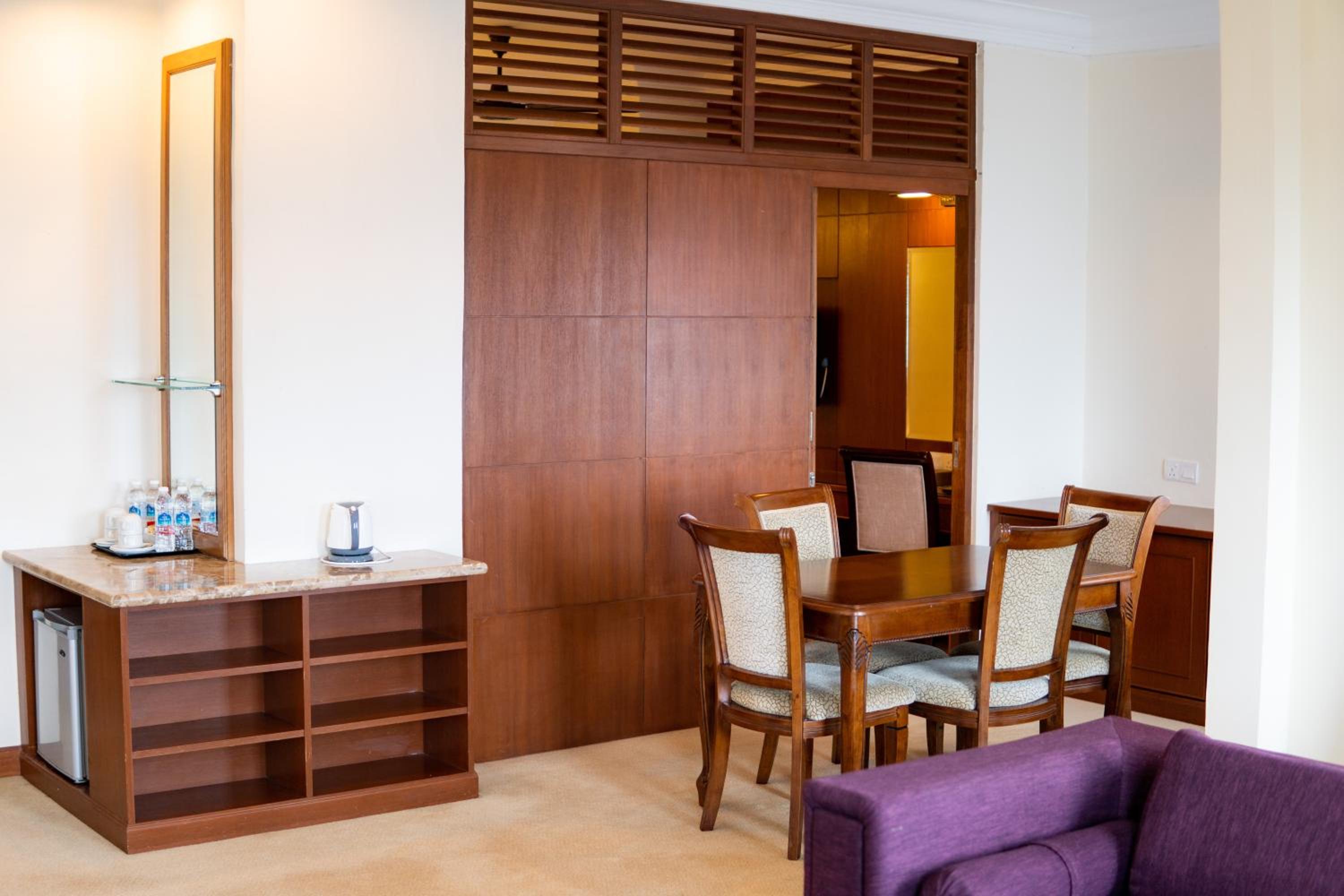 Deluxe Quad Junior Suite - Photo 6
