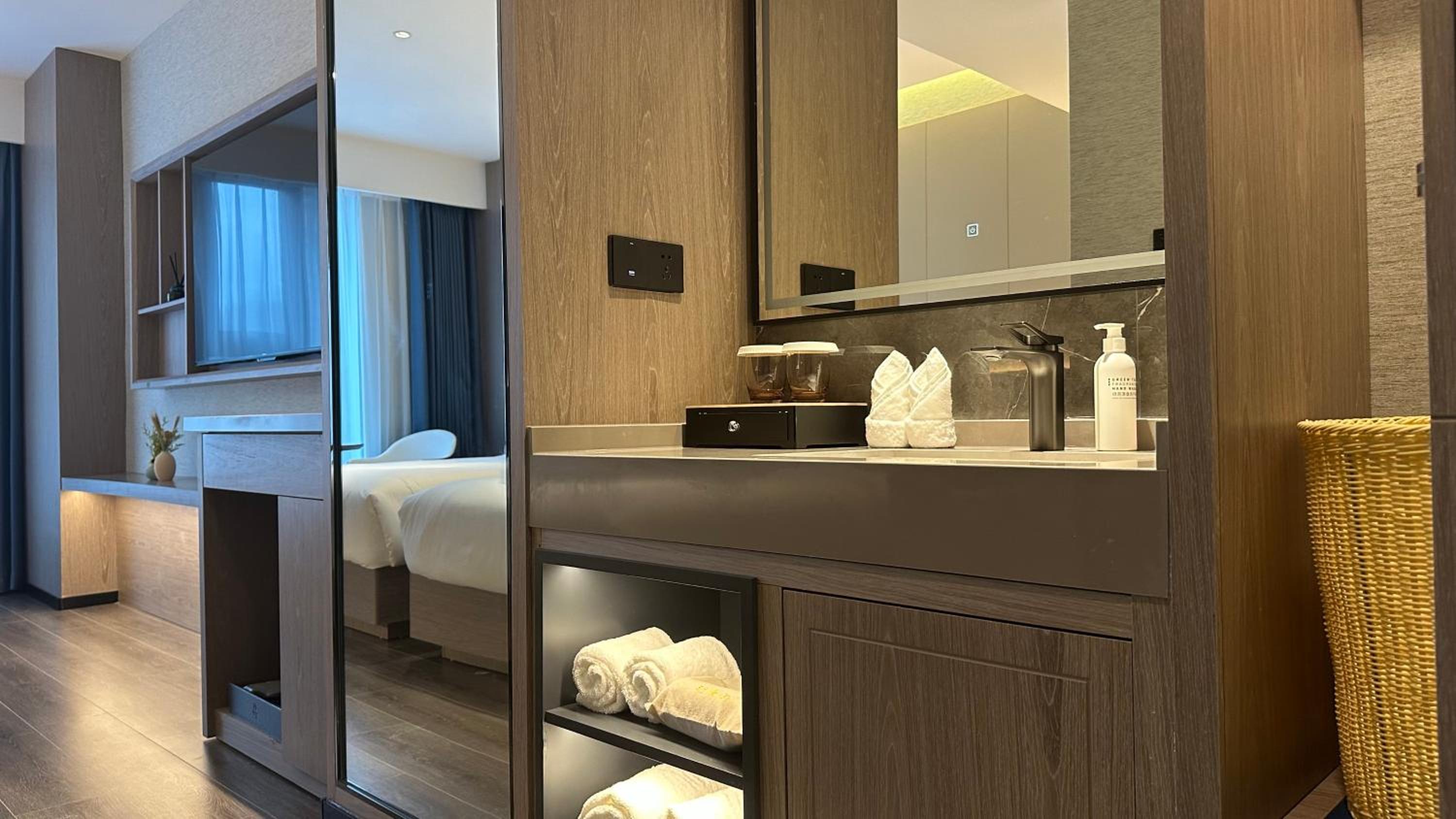Liz Twin Room with City View photo 3