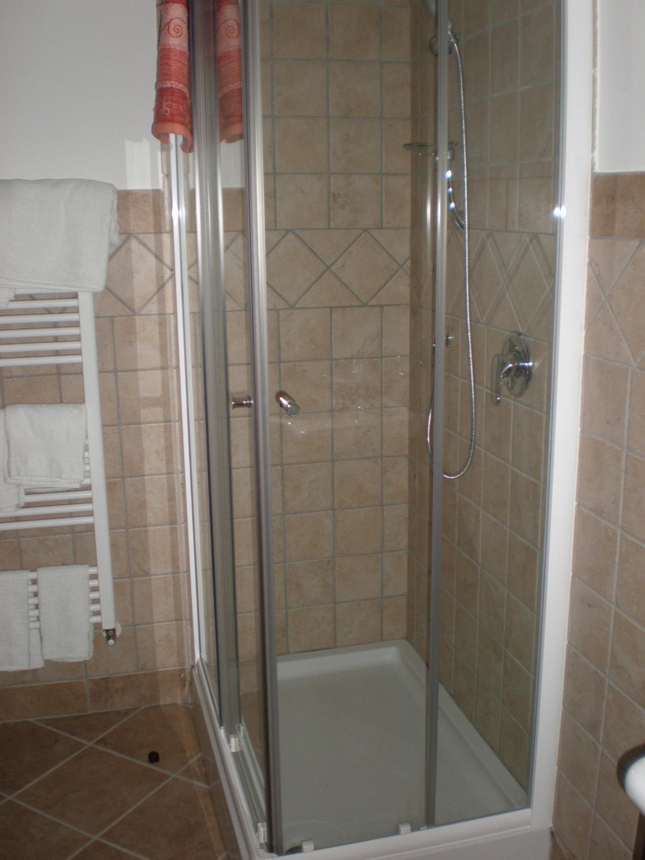 Family Room with Shared Bathroom photo 3