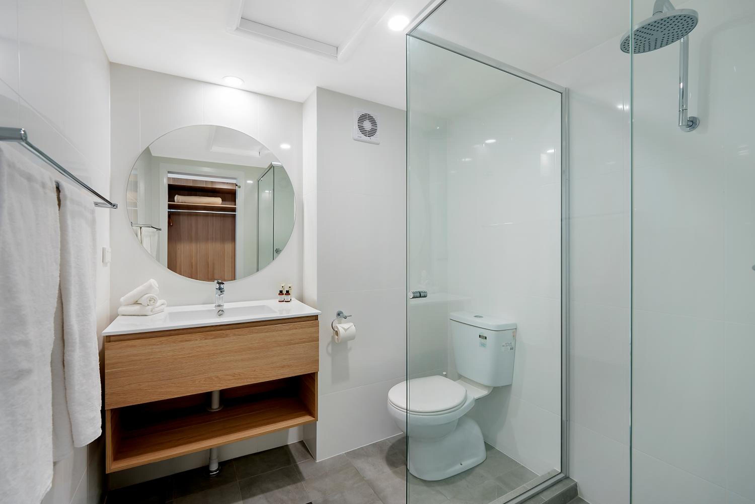 1 Queen Bed, 1 Single Bed with Canal View  - Photo 3
