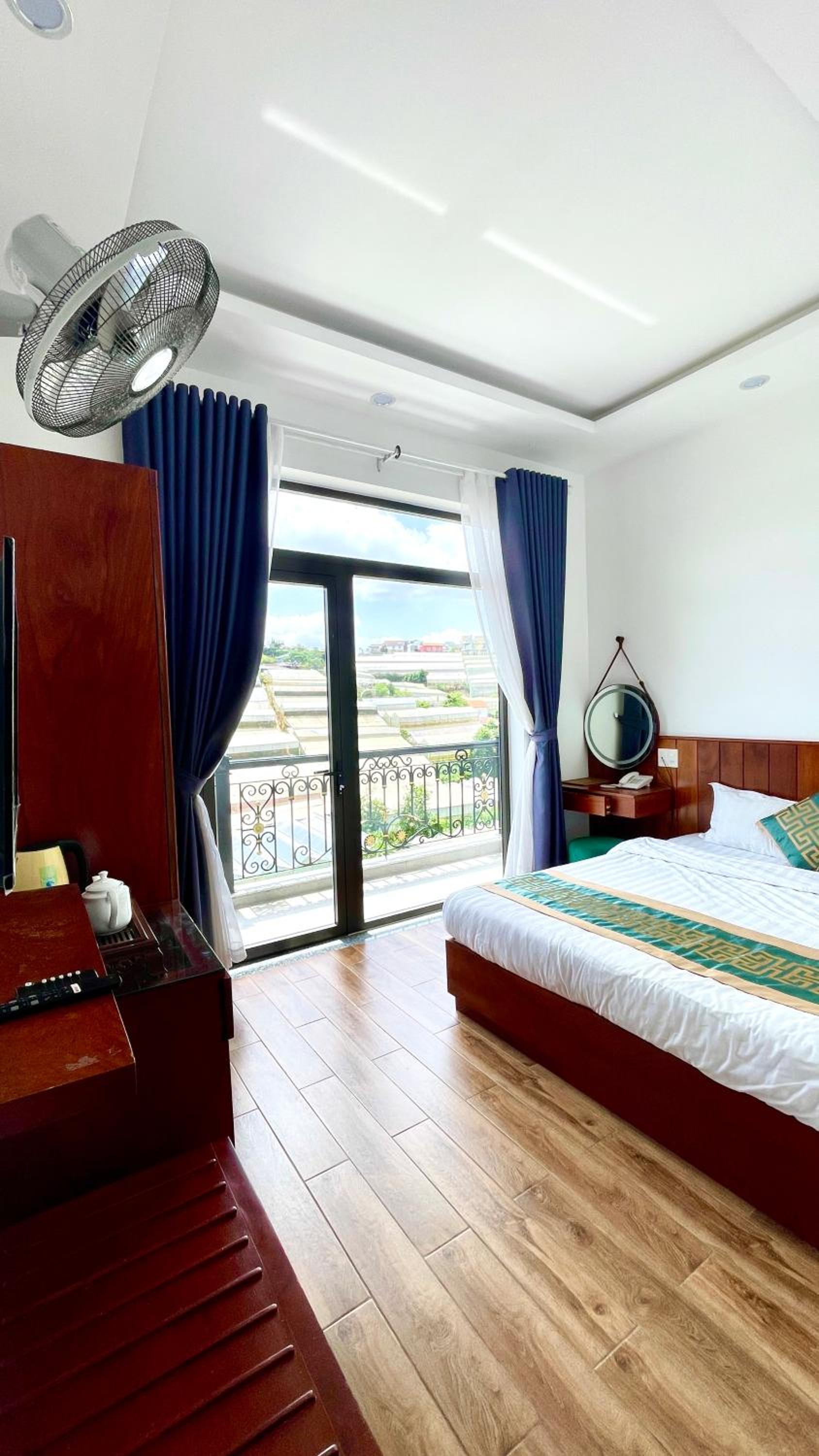 Deluxe Double Room with Balcony - Photo 6