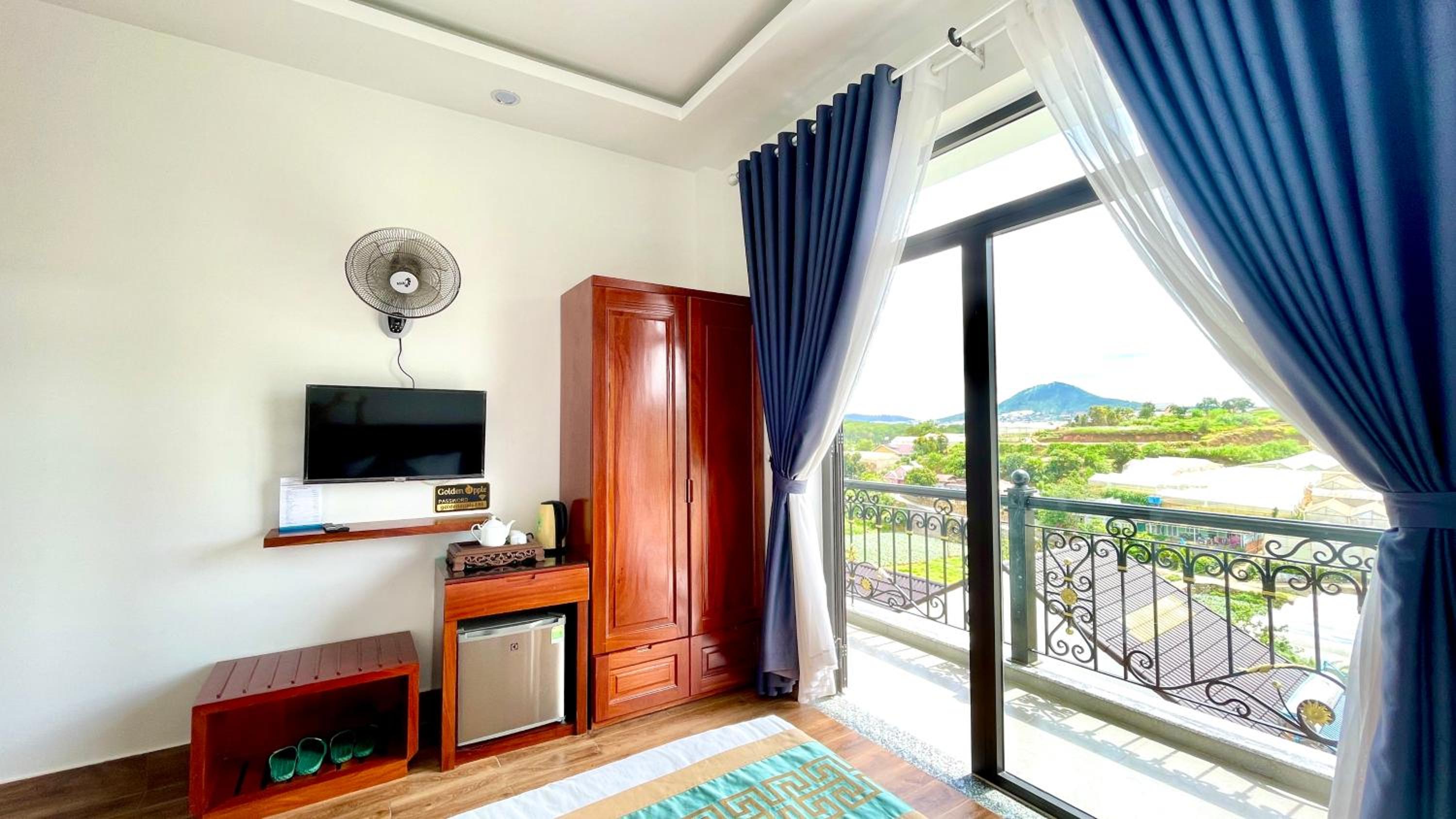 Deluxe Double Room with Balcony - Photo 2