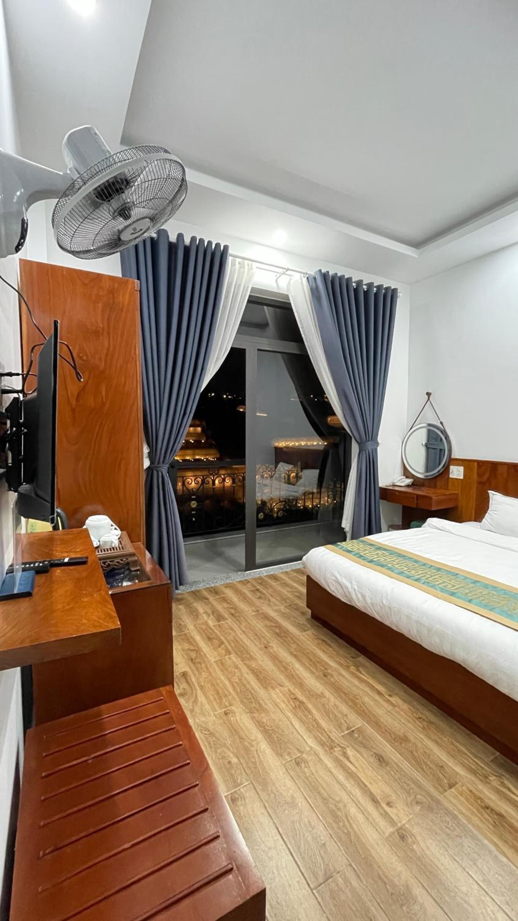 Deluxe Double Room with Balcony - Photo 10