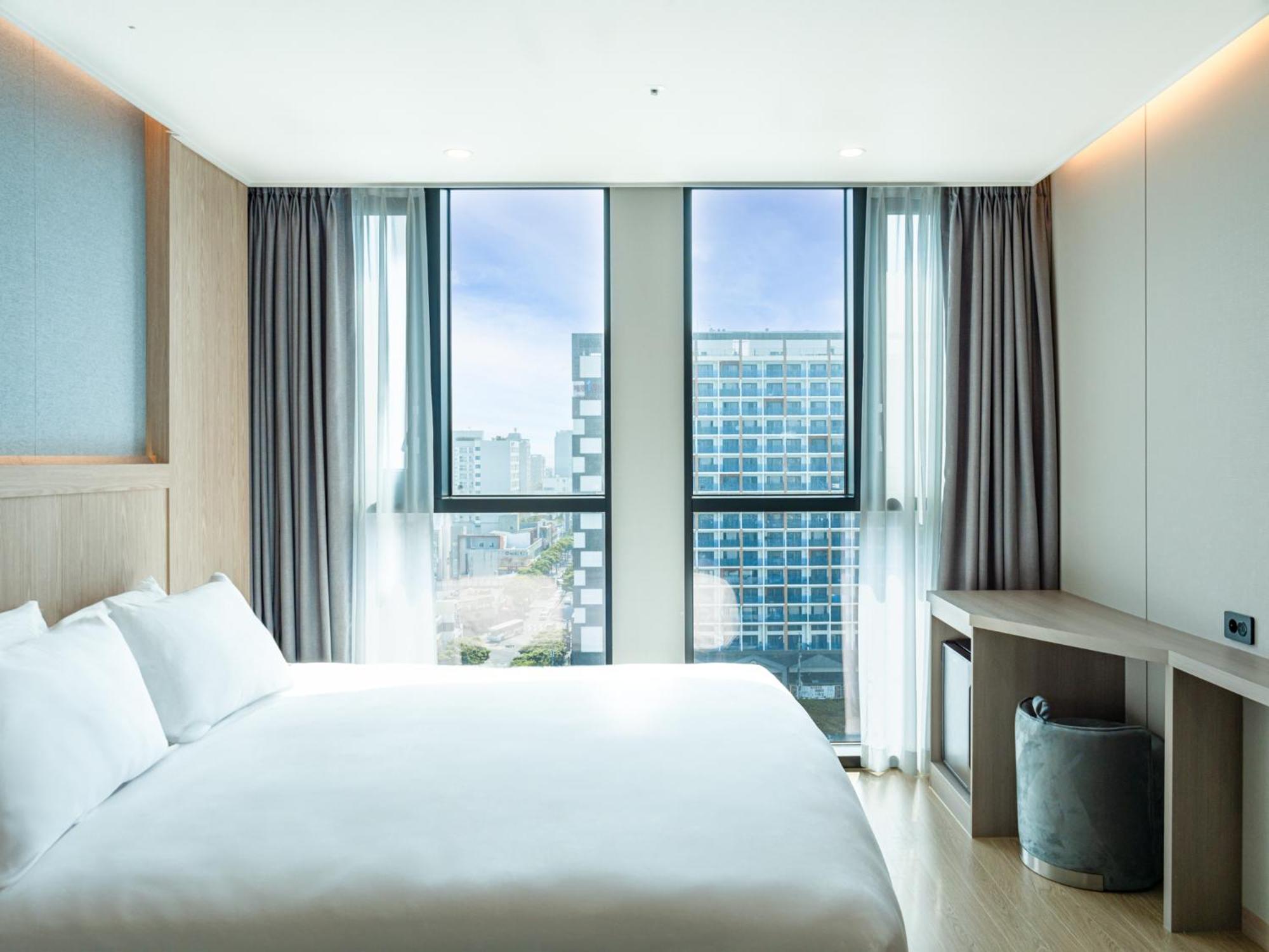 Premium Double Room - Photo 11