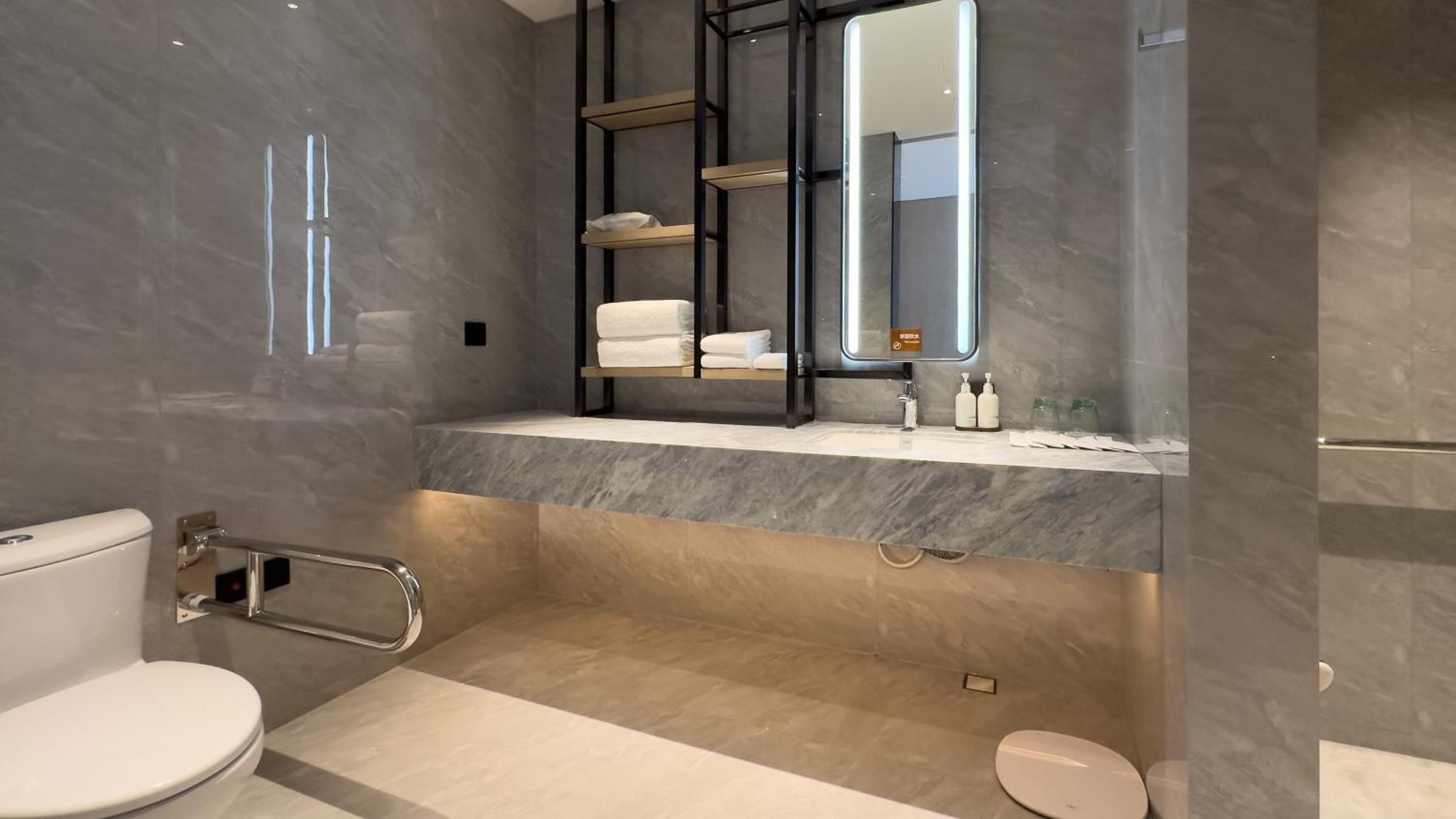 Standard King Room - Accessible photo 2