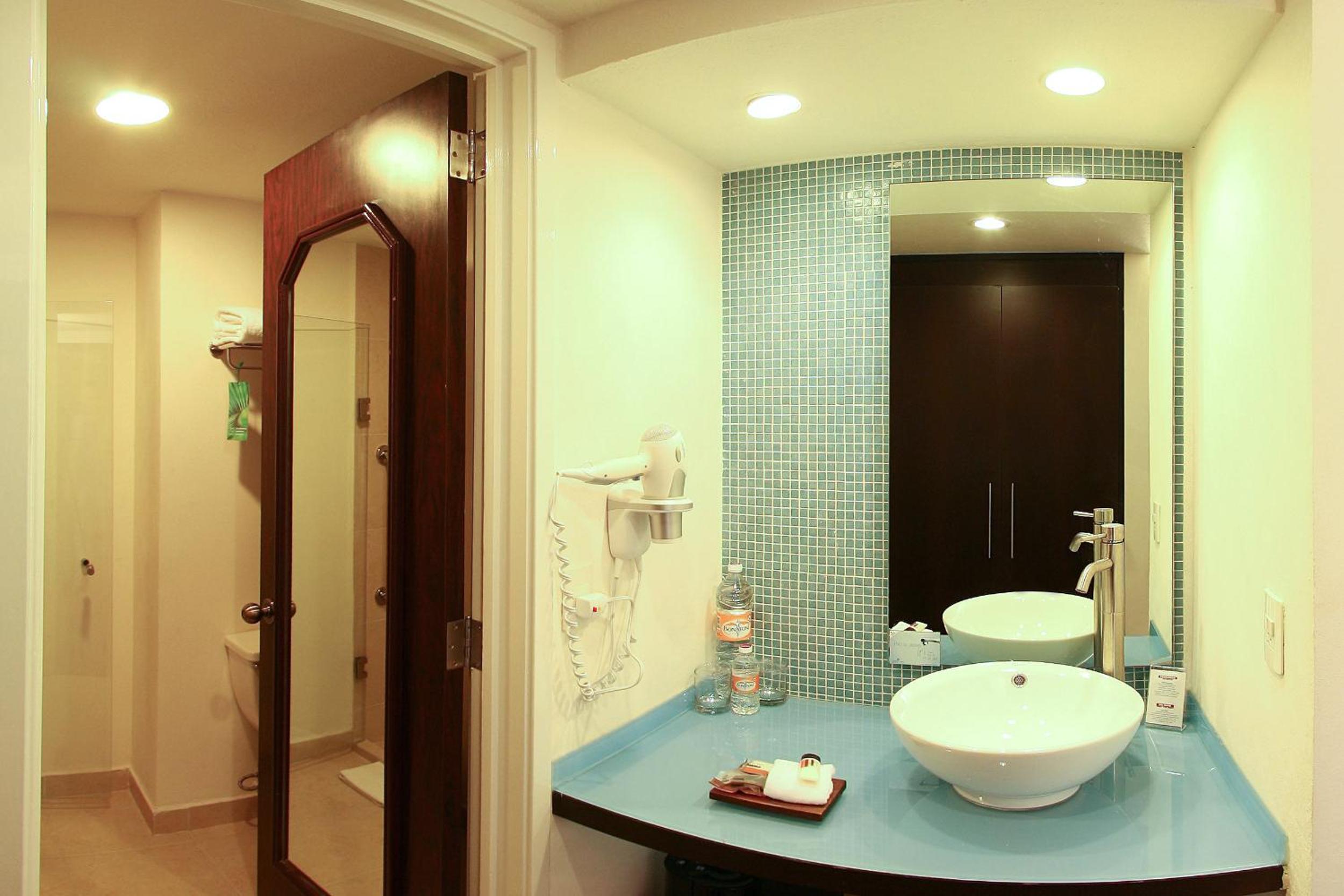 Double Room with Two Double Beds - Photo 2