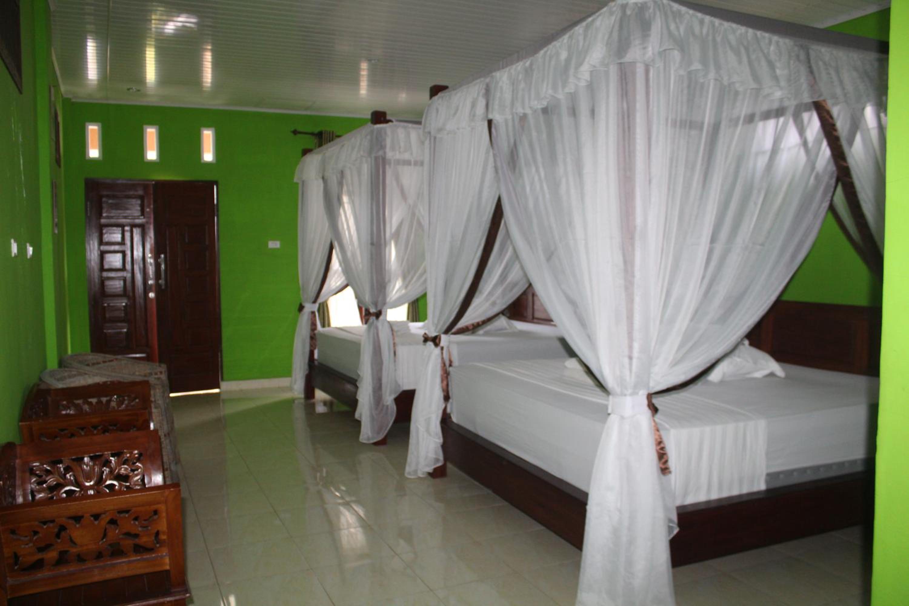 Family Room with Private Bathroom photo 2