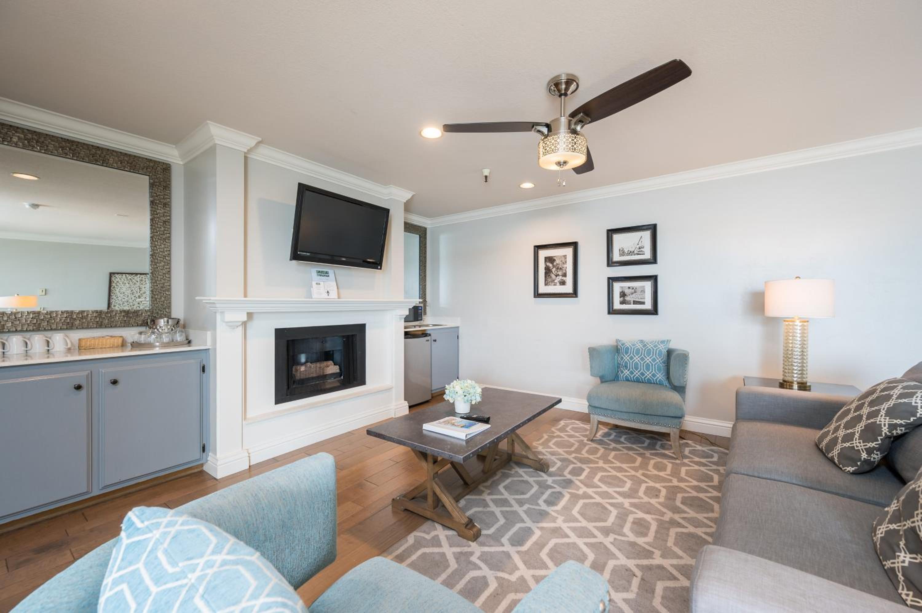 Corner Suite - Non Pet Friendly  - Photo 4