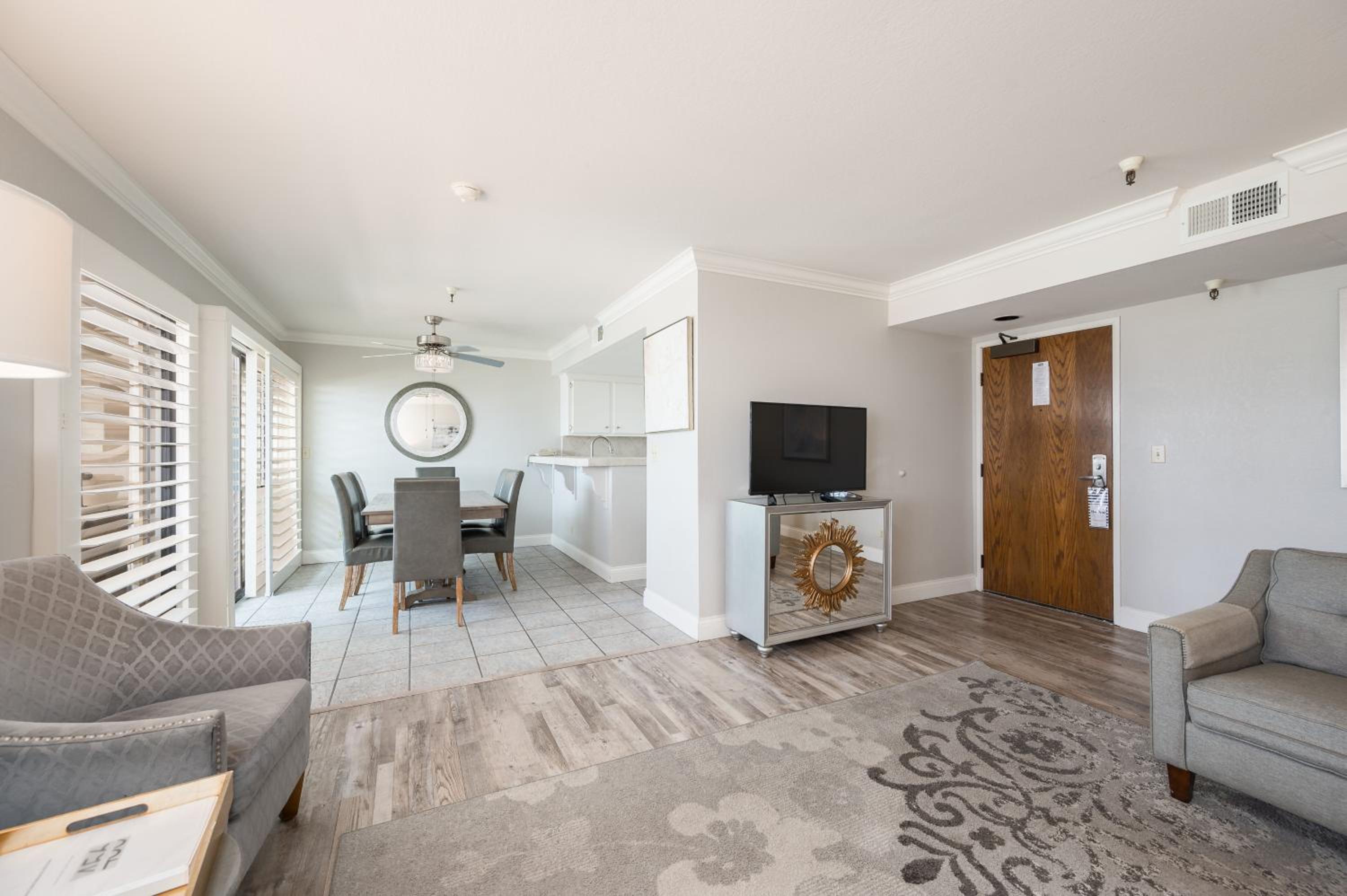 Family Suite with Balcony - Photo 7