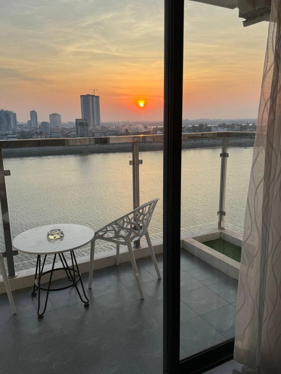 Deluxe King Balcony River View  - Photo 3