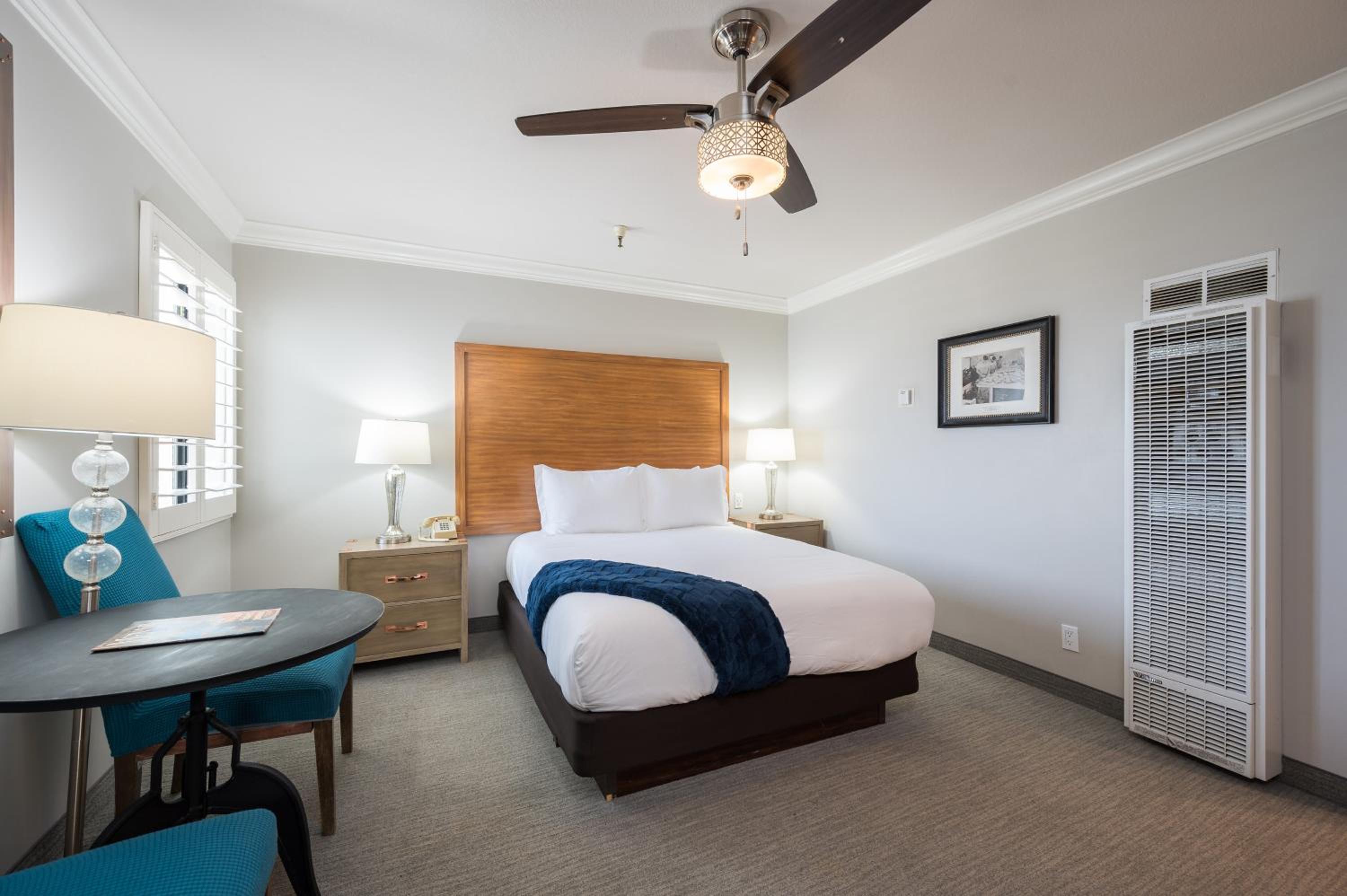 Standard King Room - Photo 8
