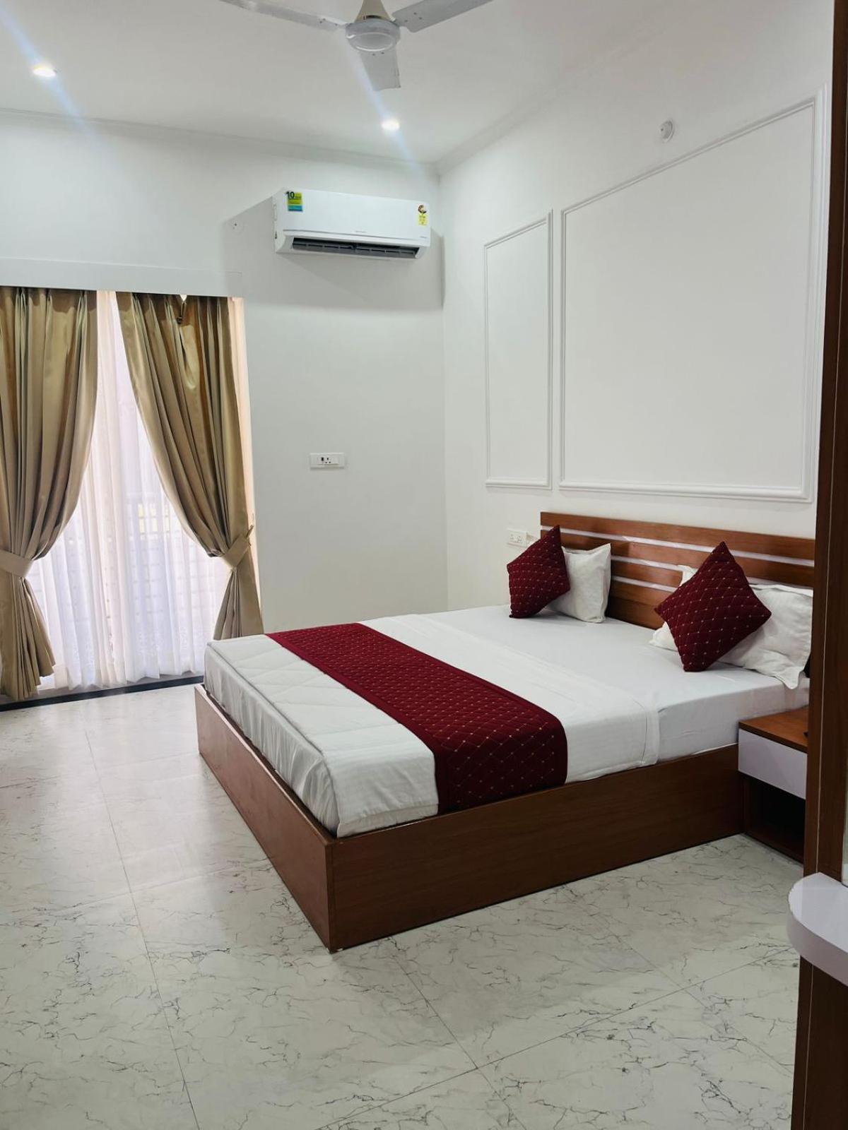 Deluxe King Room photo 1