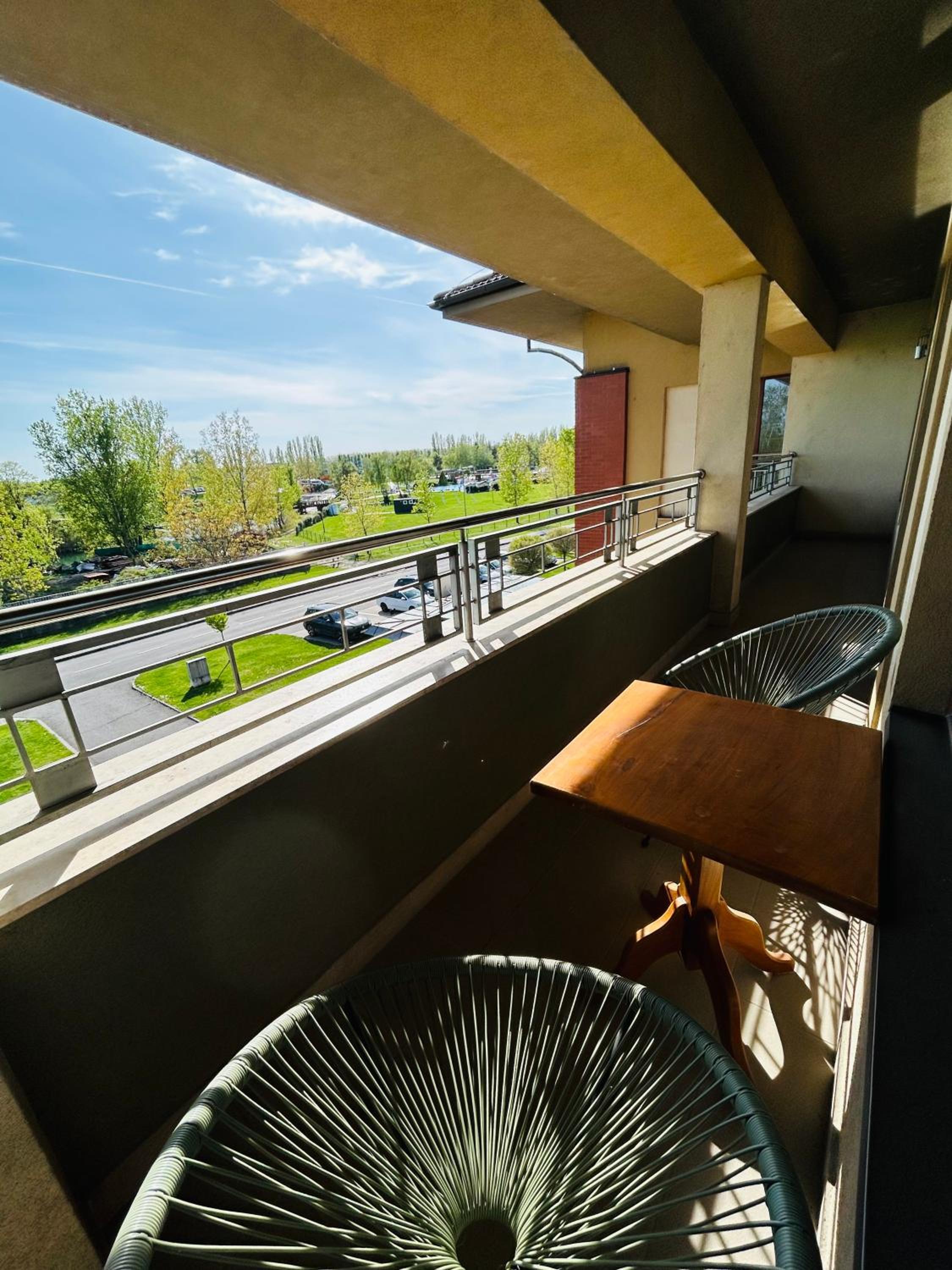 Suite - Photo 1