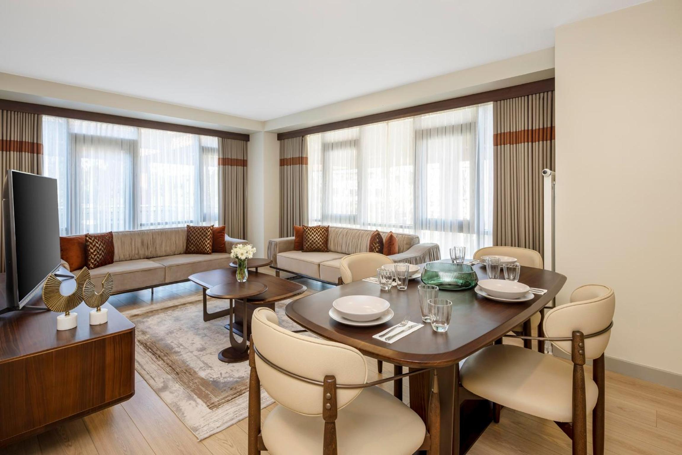 Deluxe Two-Bedroom Apartment with Balcony photo 3