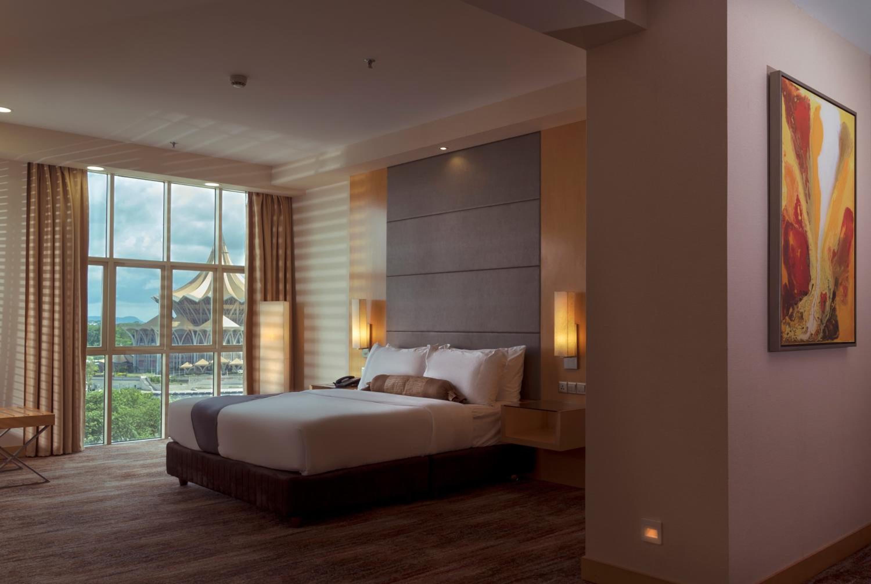 Waterfront Premier King Suite (River View)