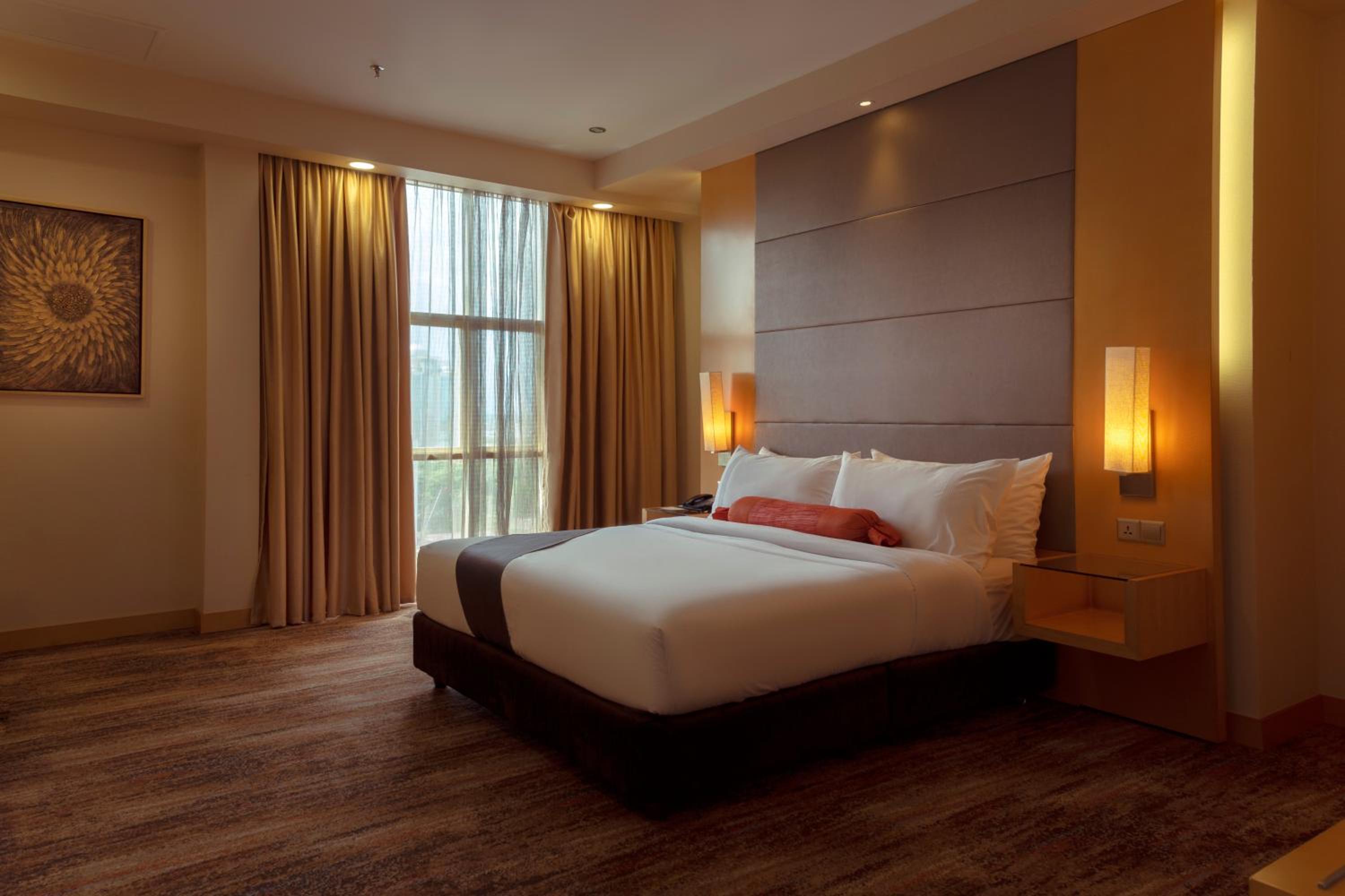 Premier King Suite (City View)
