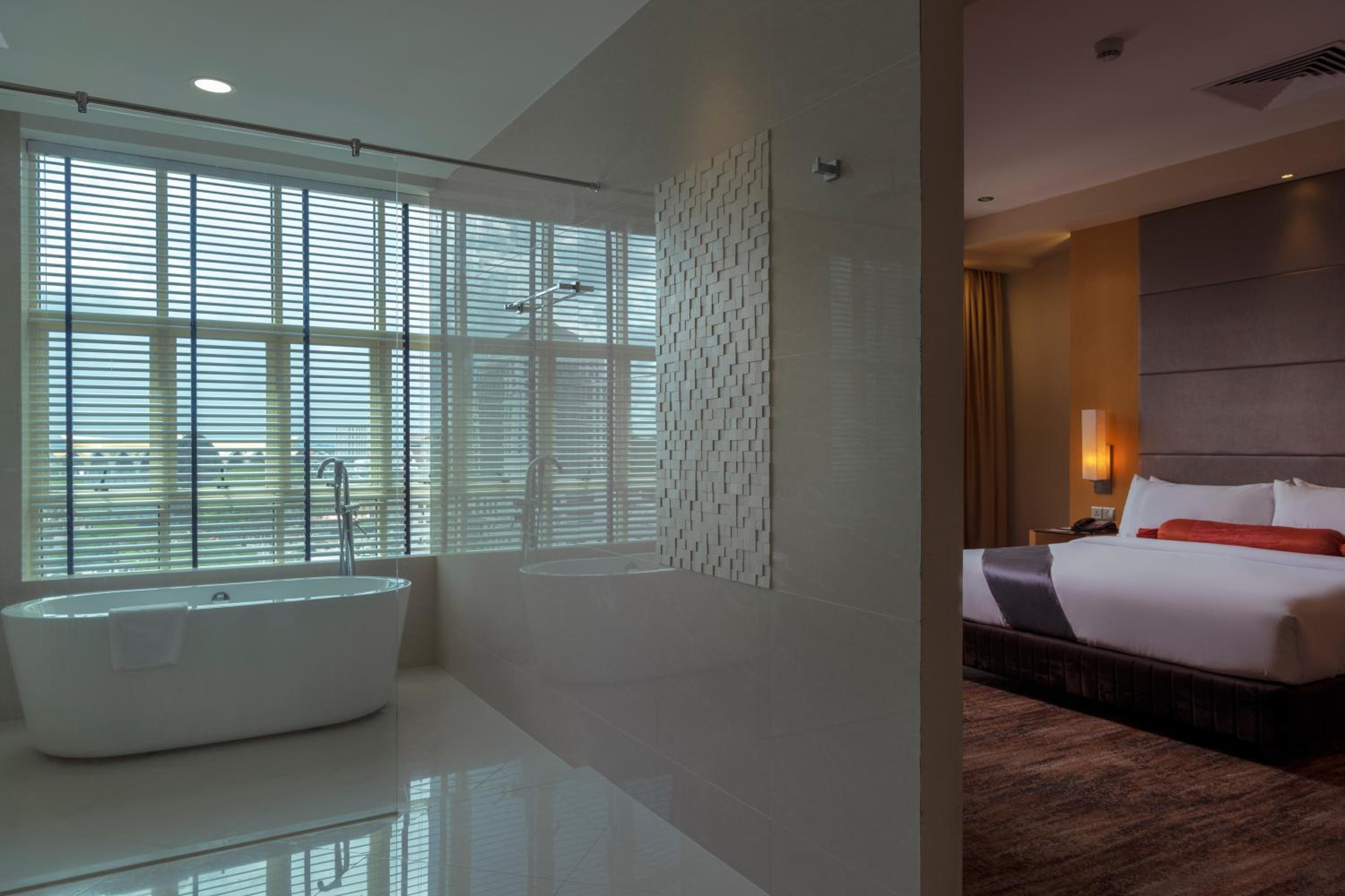 Club Floor King Suite
