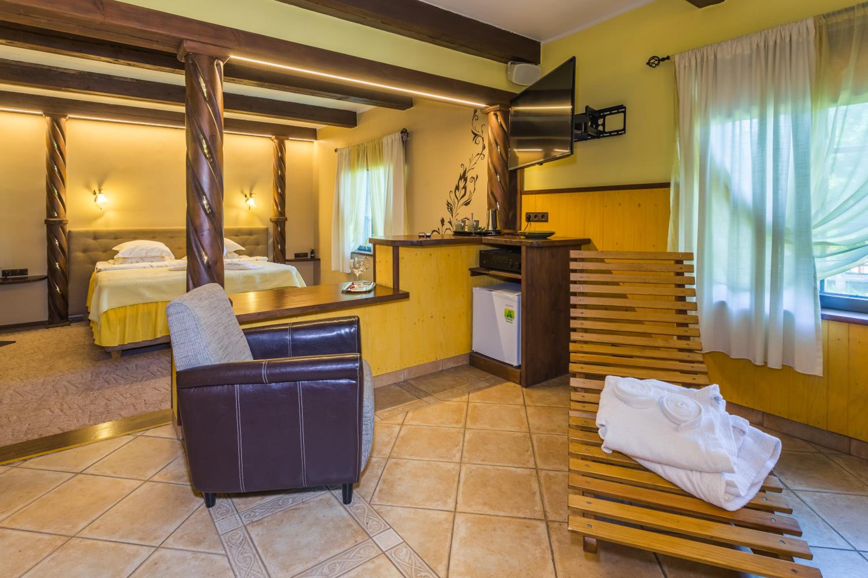 Deluxe Suite with Spa Bath - Photo 7
