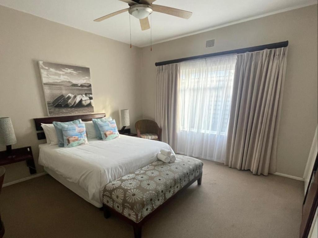 Comfort Queen Room photo 1