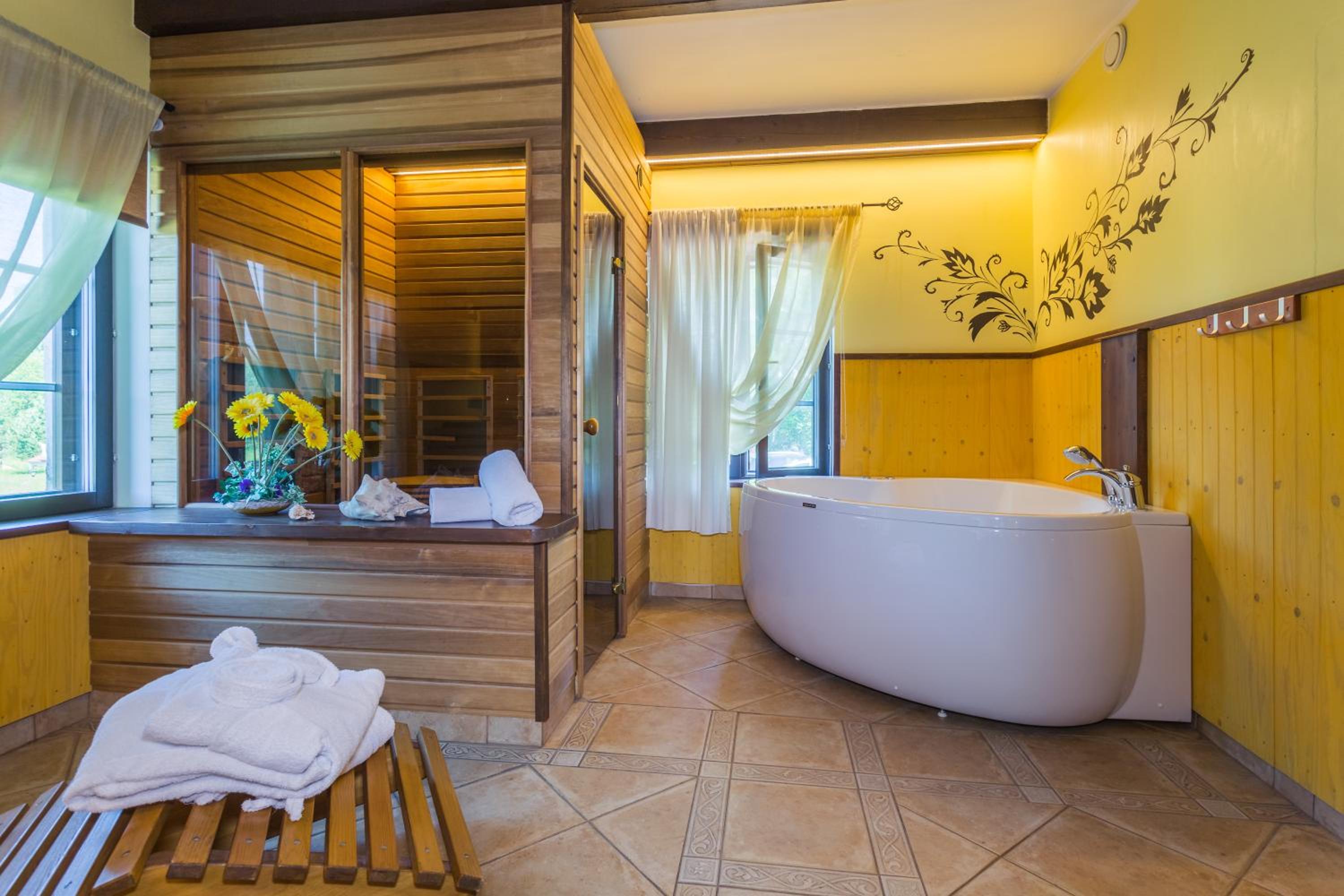 Deluxe Suite with Spa Bath - Photo 4