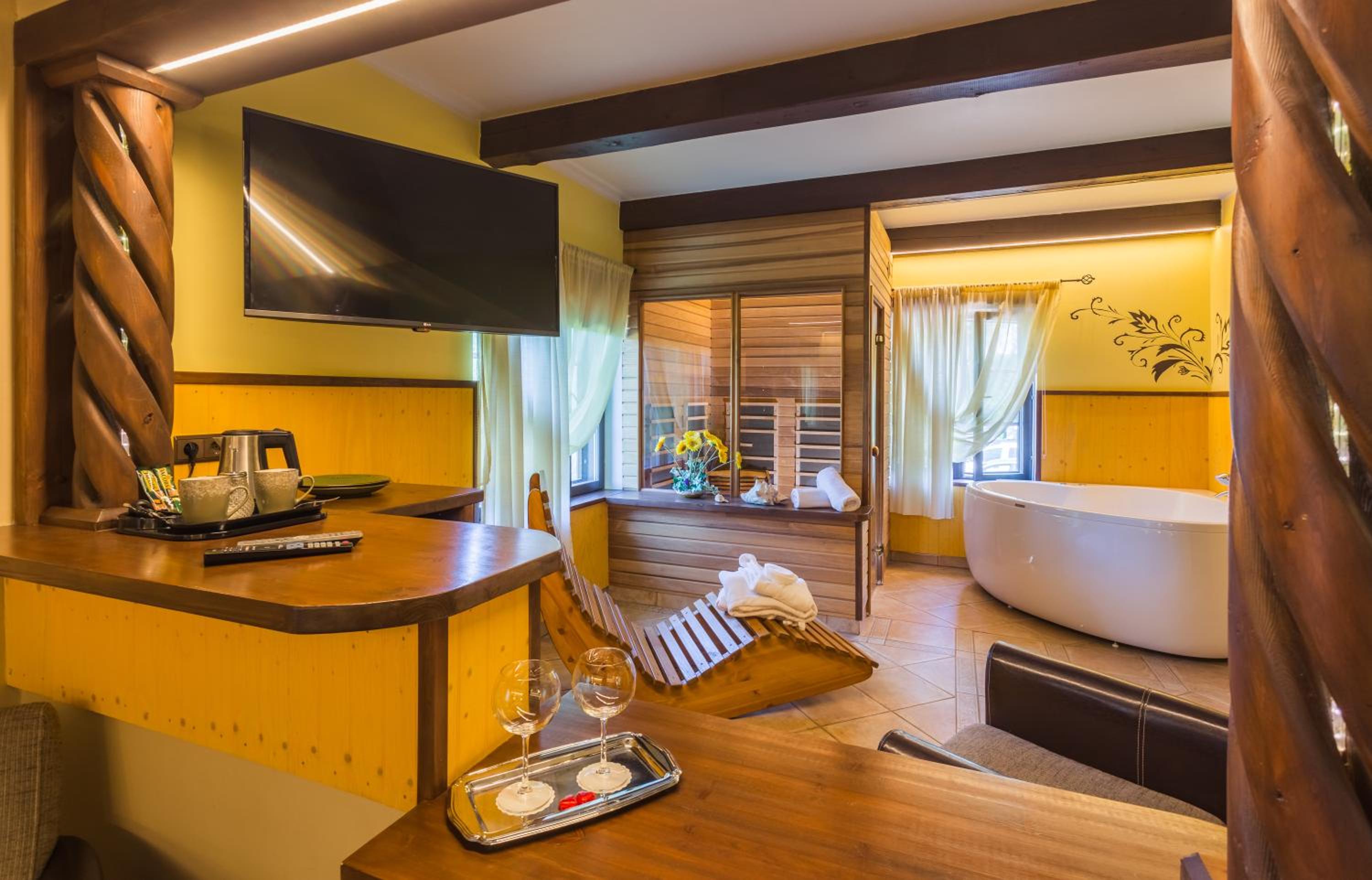 Deluxe Suite with Spa Bath - Photo 5