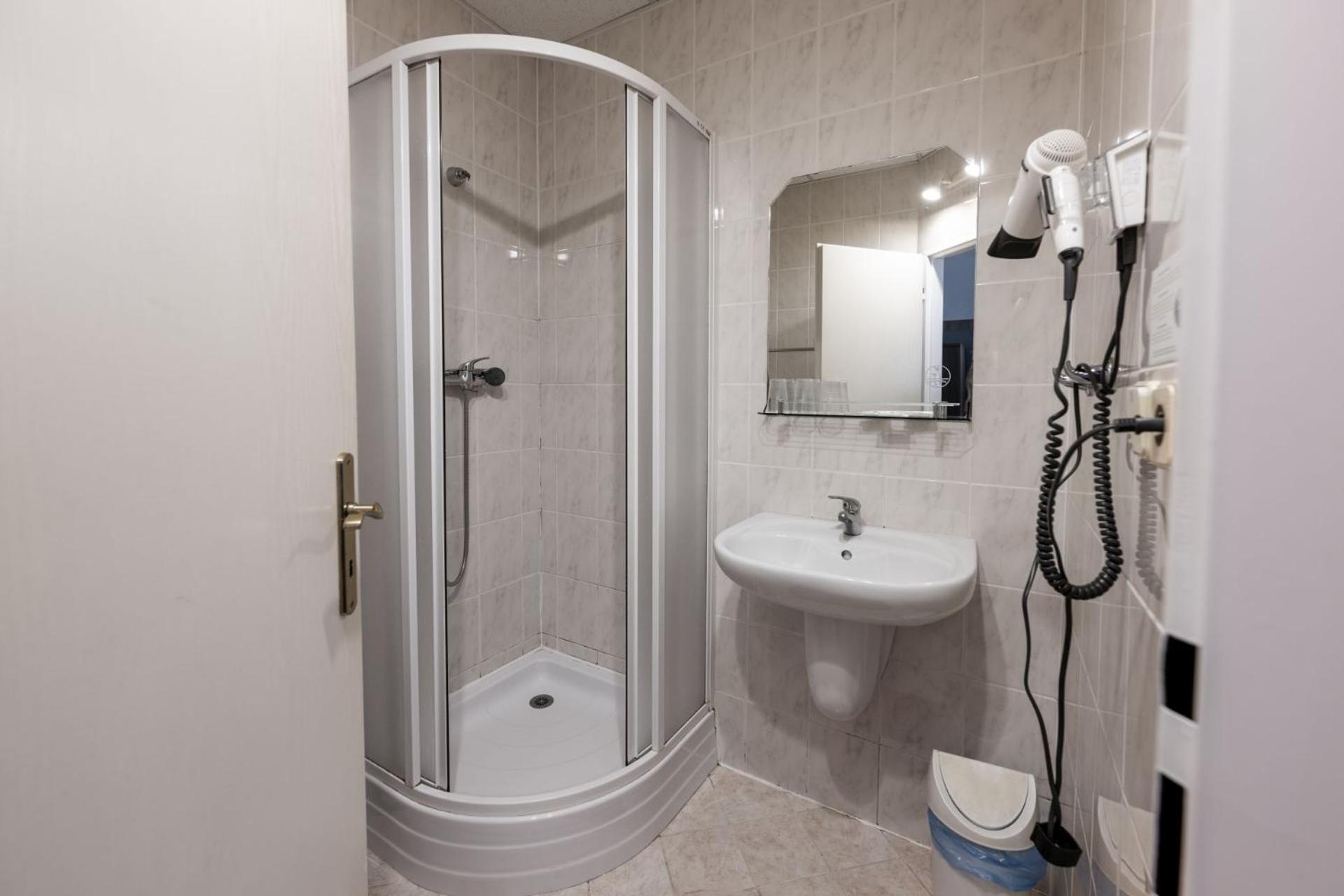 Standard Double or Twin Room - Photo 5