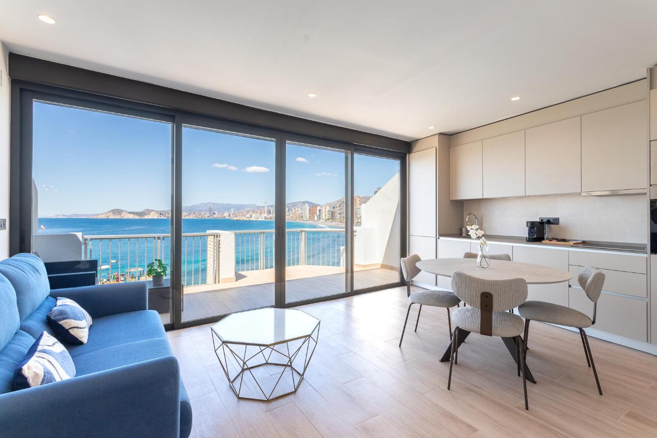 One-Bedroom Apartment with Balcony and Sea View - Photo 3
