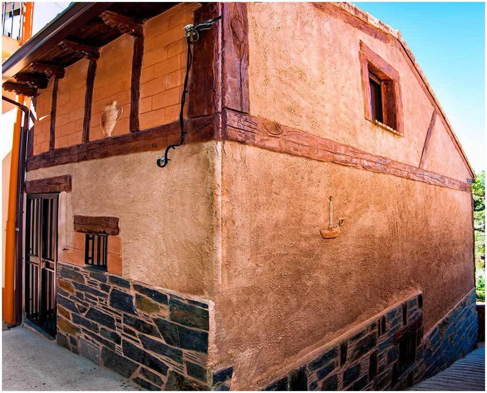 One-Bedroom House - Photo 2