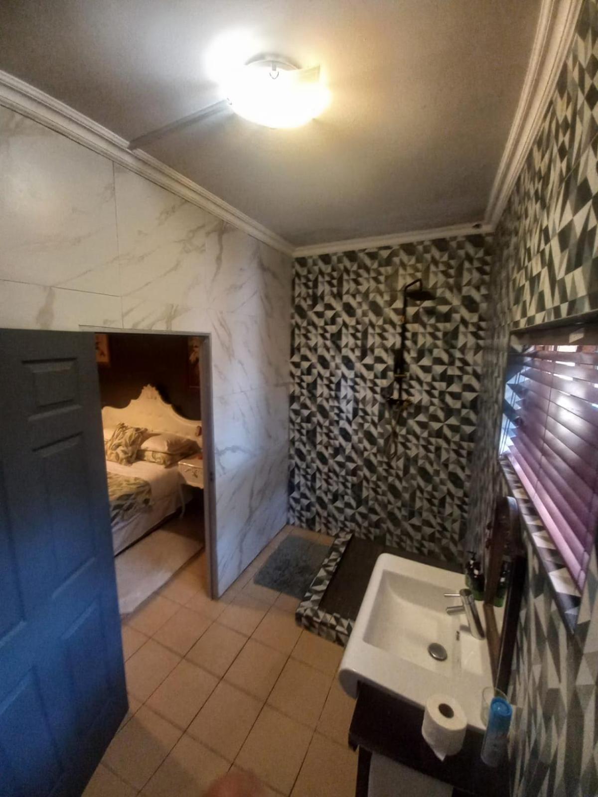 Large Double Room - Photo 6
