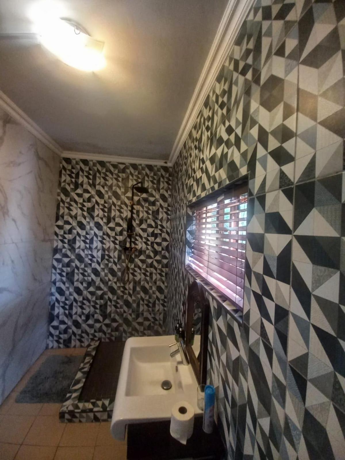 Large Double Room - Photo 9
