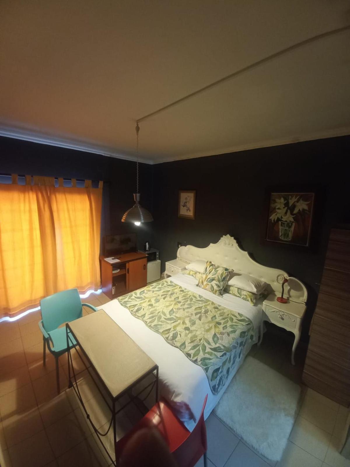 Large Double Room - Photo 4