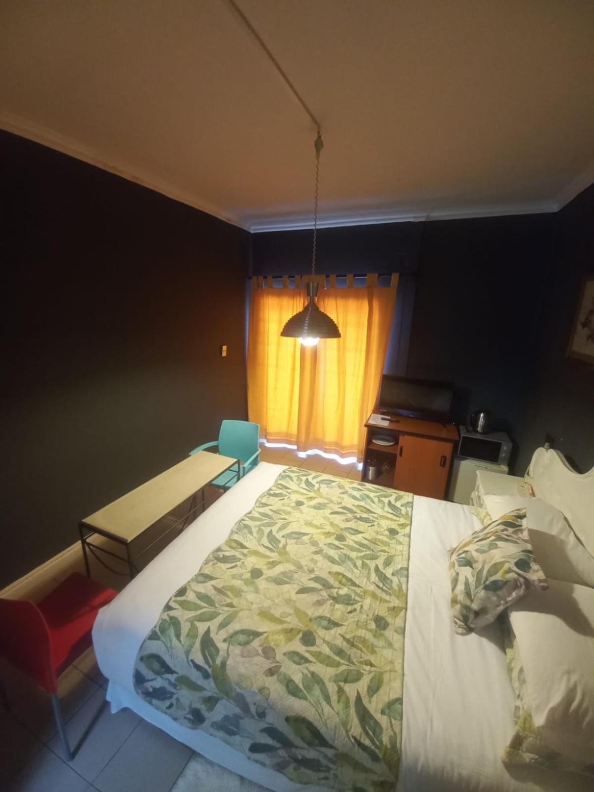 Large Double Room - Photo 5