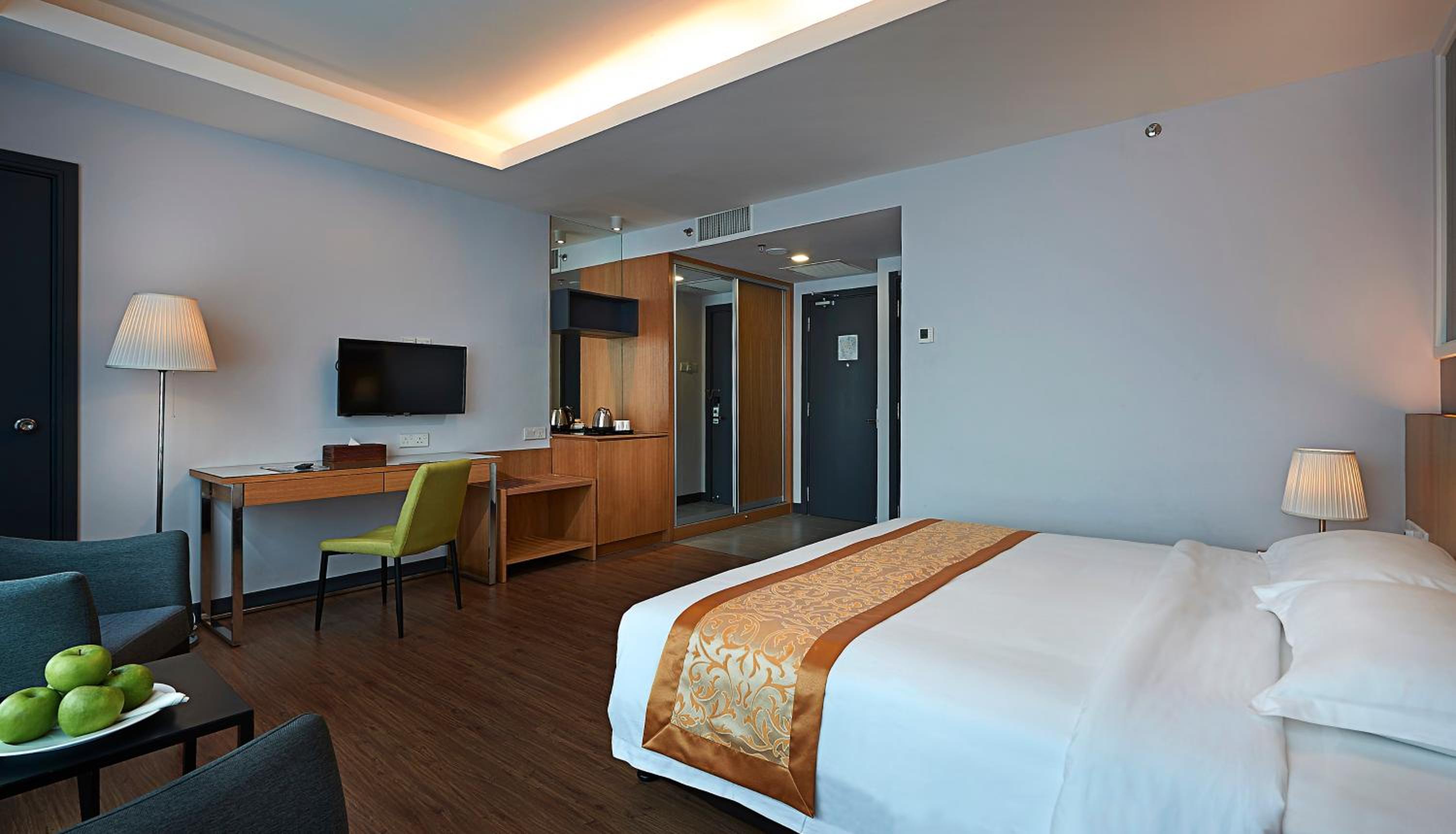 Deluxe King Room with KL Tower View photo 2