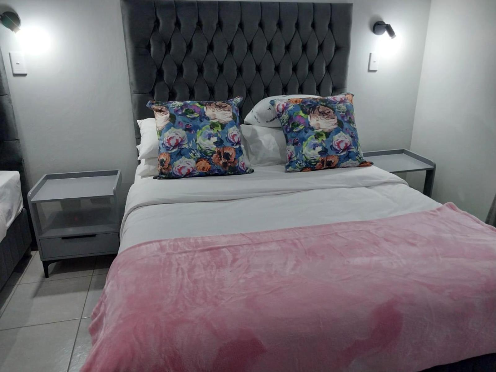 Deluxe Queen Room with Two Queen Beds photo 1