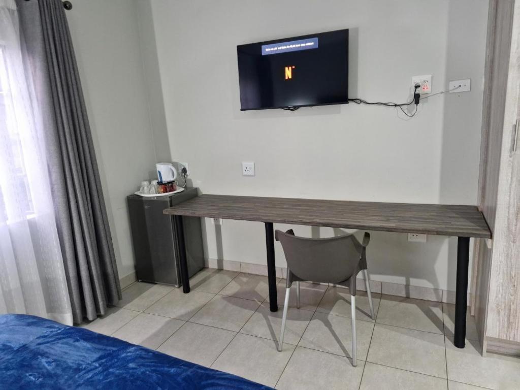 Queen Room with Two Queen Beds - Disability Access photo 2
