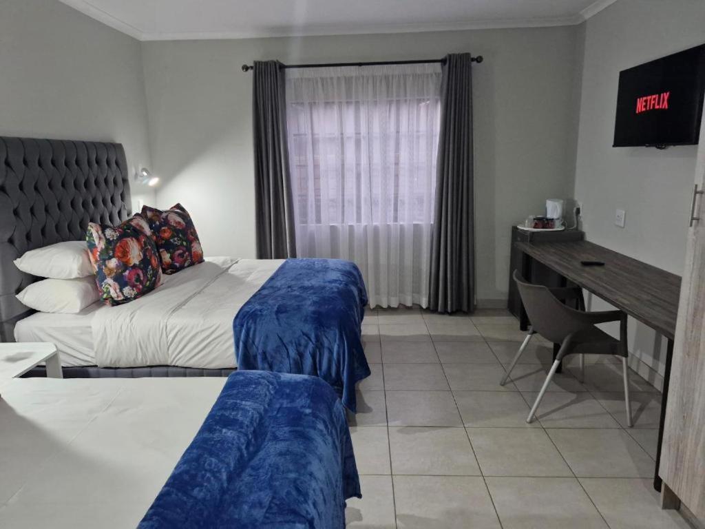 Queen Room with Two Queen Beds - Disability Access photo 3