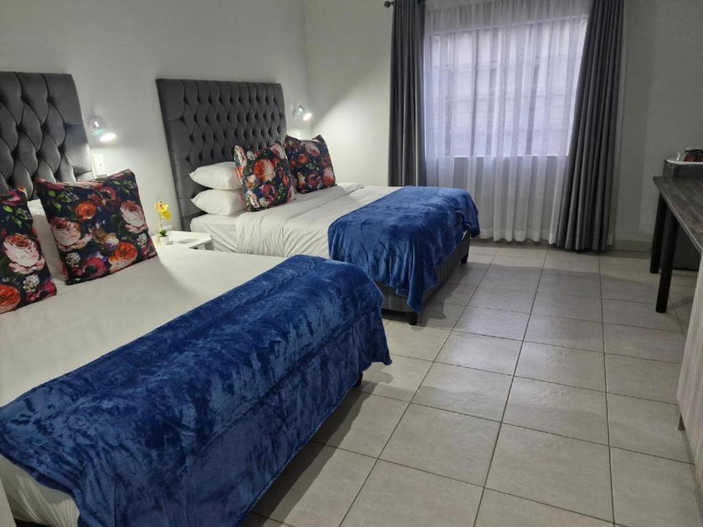 Queen Room with Two Queen Beds - Disability Access photo 1