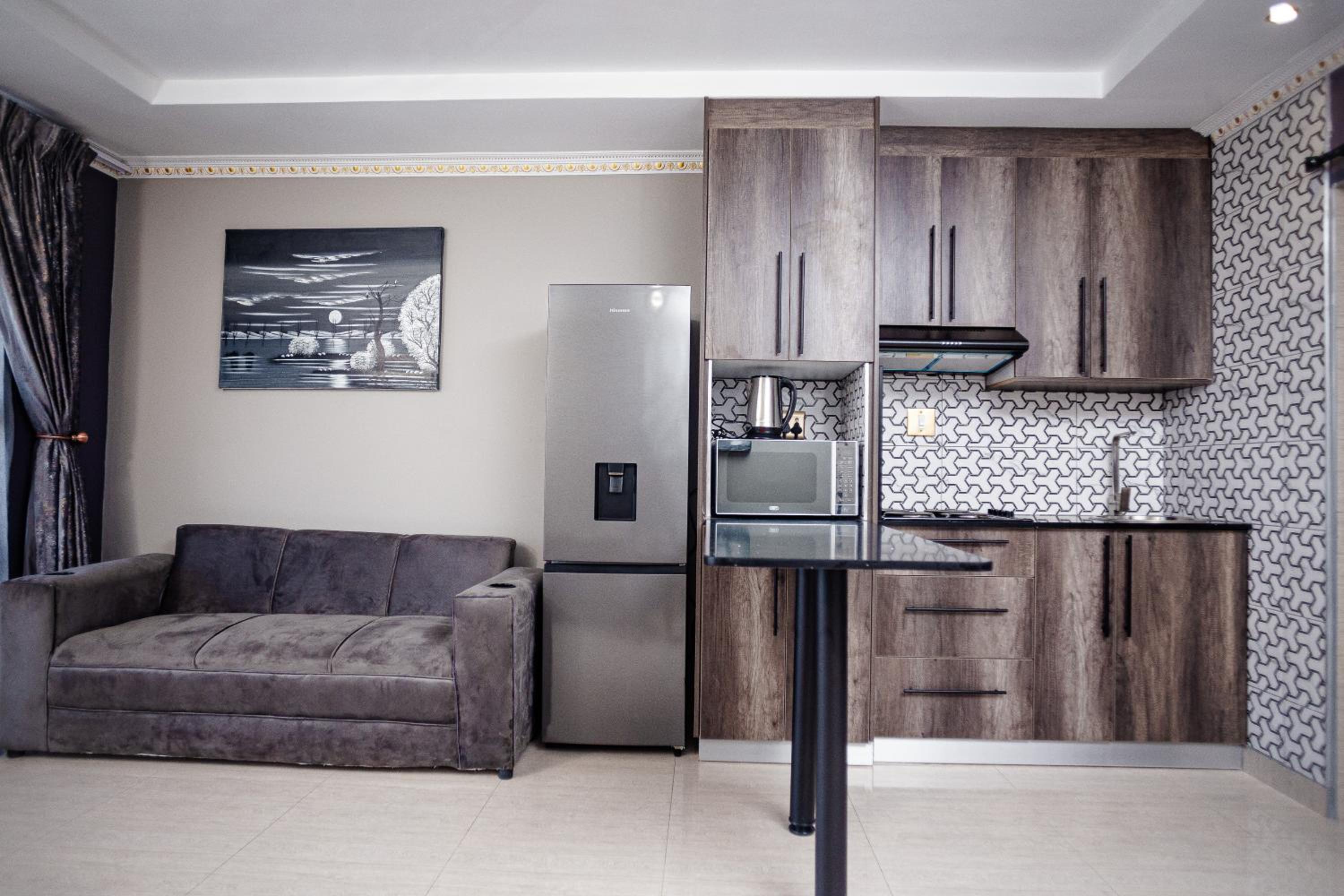 Deluxe One-Bedroom Apartment photo 2