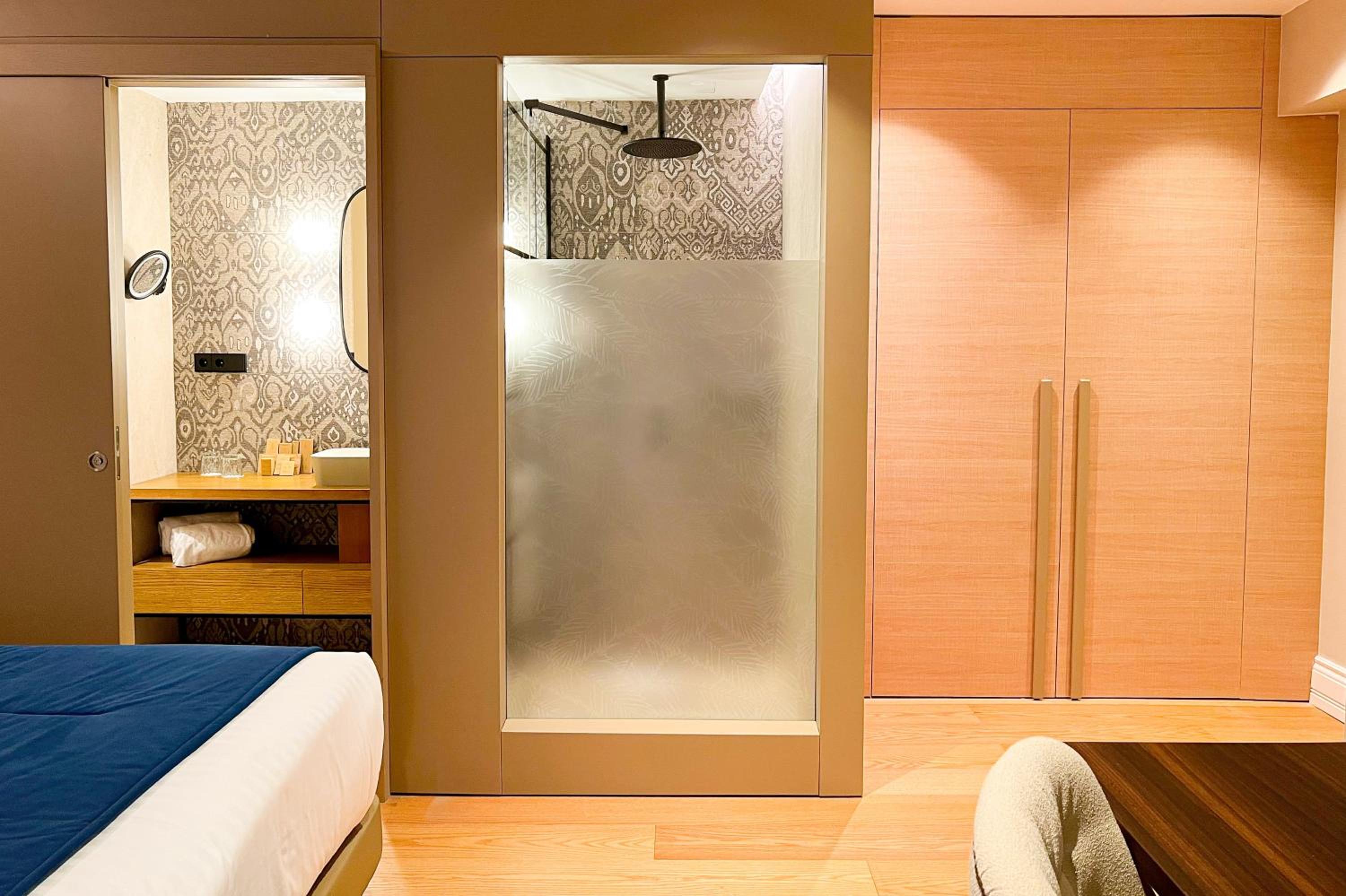 Budget Double Room thumbnail 6
