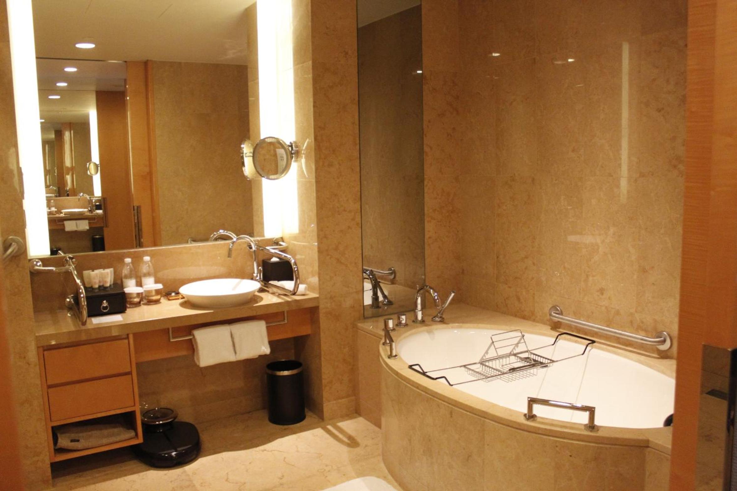 Premium King Room with Lounge Access and City View