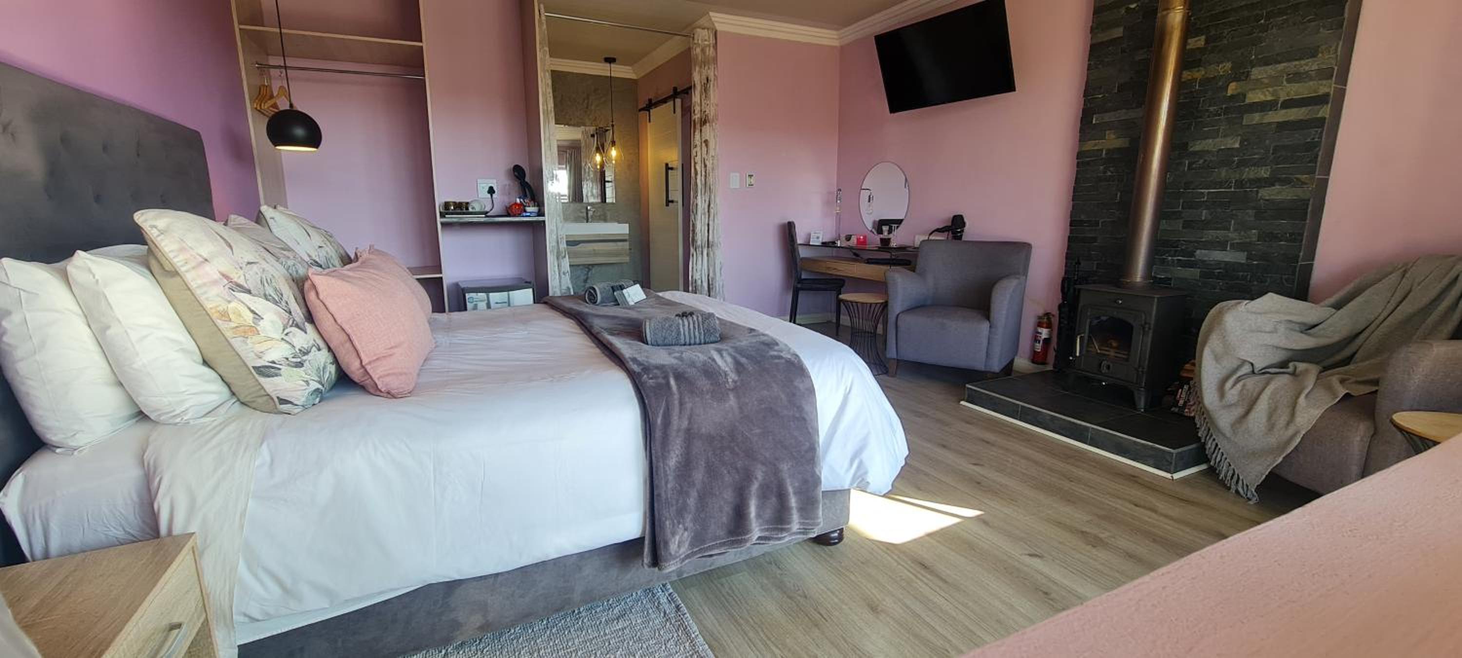 Queen Room with Garden View - Photo 10